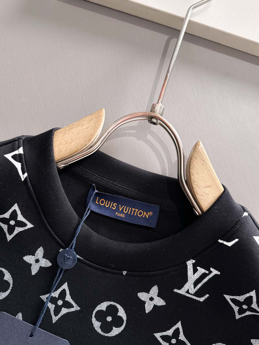 LV高仿黑色圓領衛衣 Monogram漸層Logo簡約時尚設計｜歐美奢侈品精品推薦