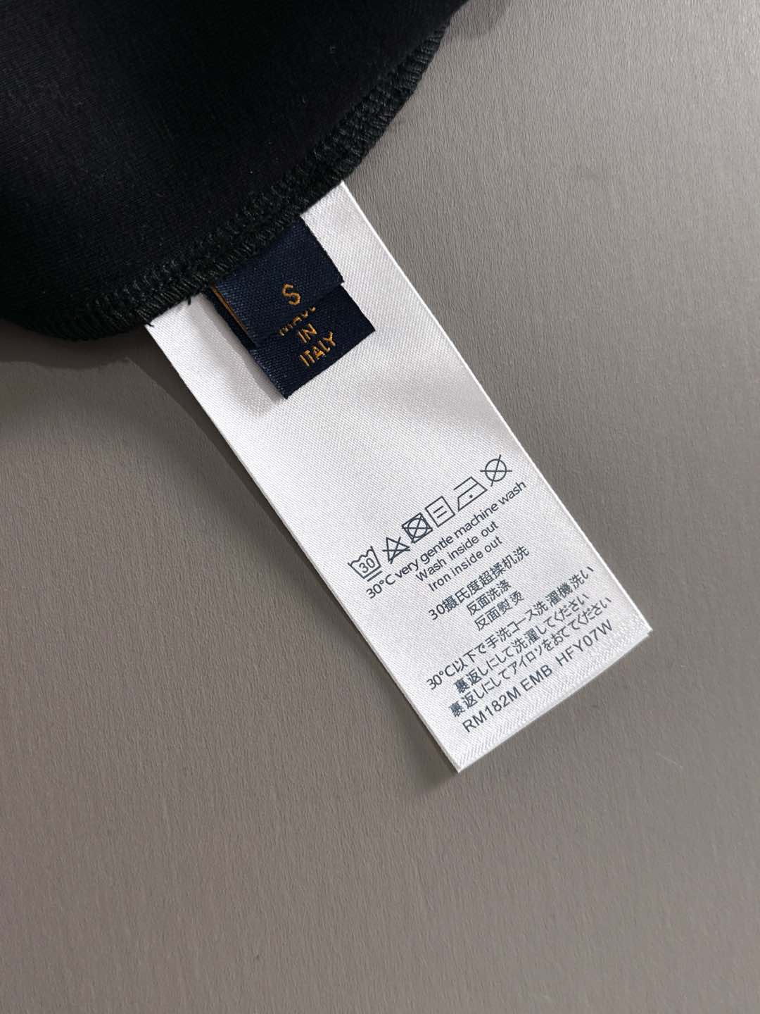 LV高仿黑色圓領衛衣 Monogram漸層Logo簡約時尚設計｜歐美奢侈品精品推薦