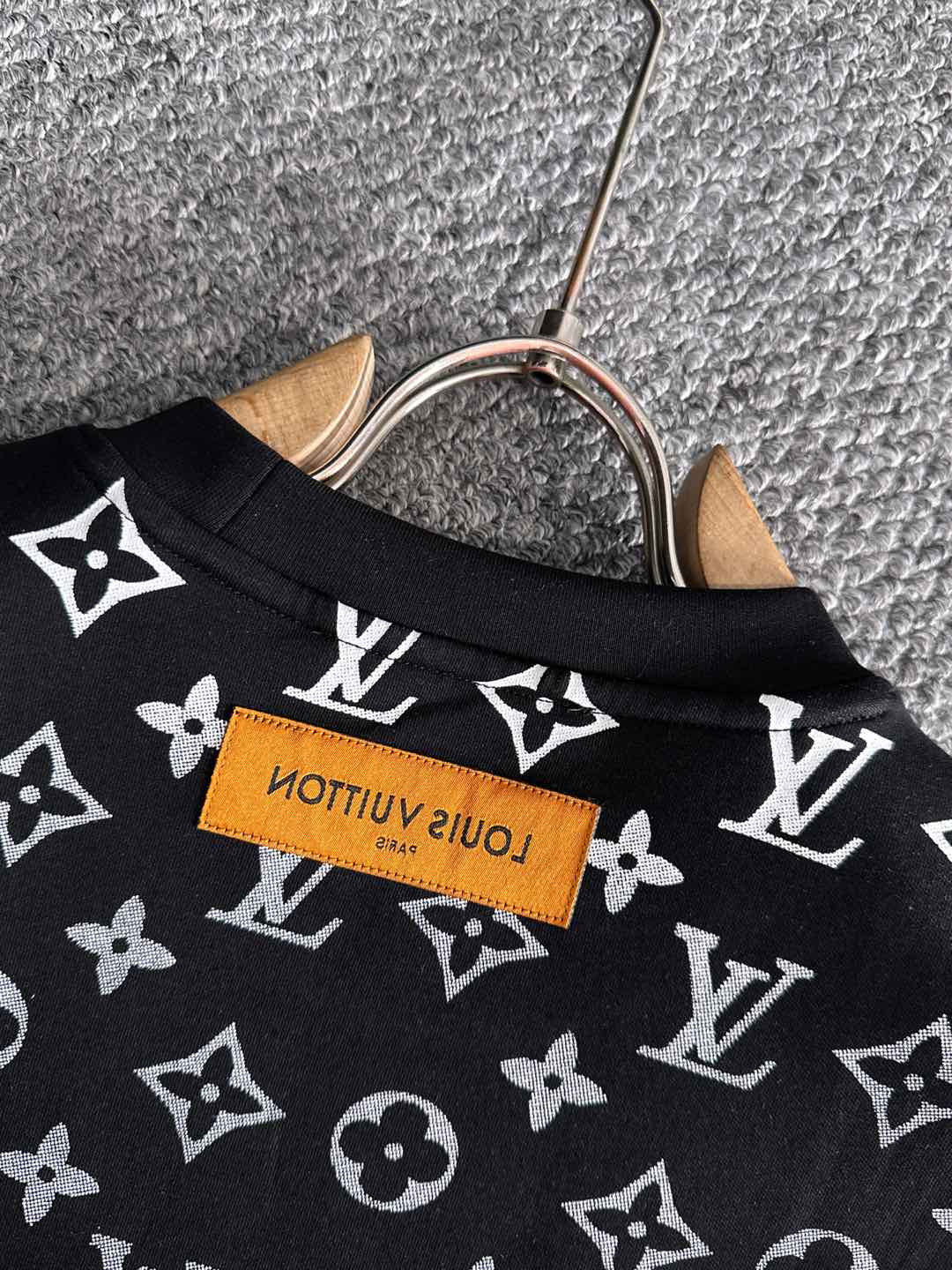 LV高仿黑色圓領衛衣 Monogram漸層Logo簡約時尚設計｜歐美奢侈品精品推薦