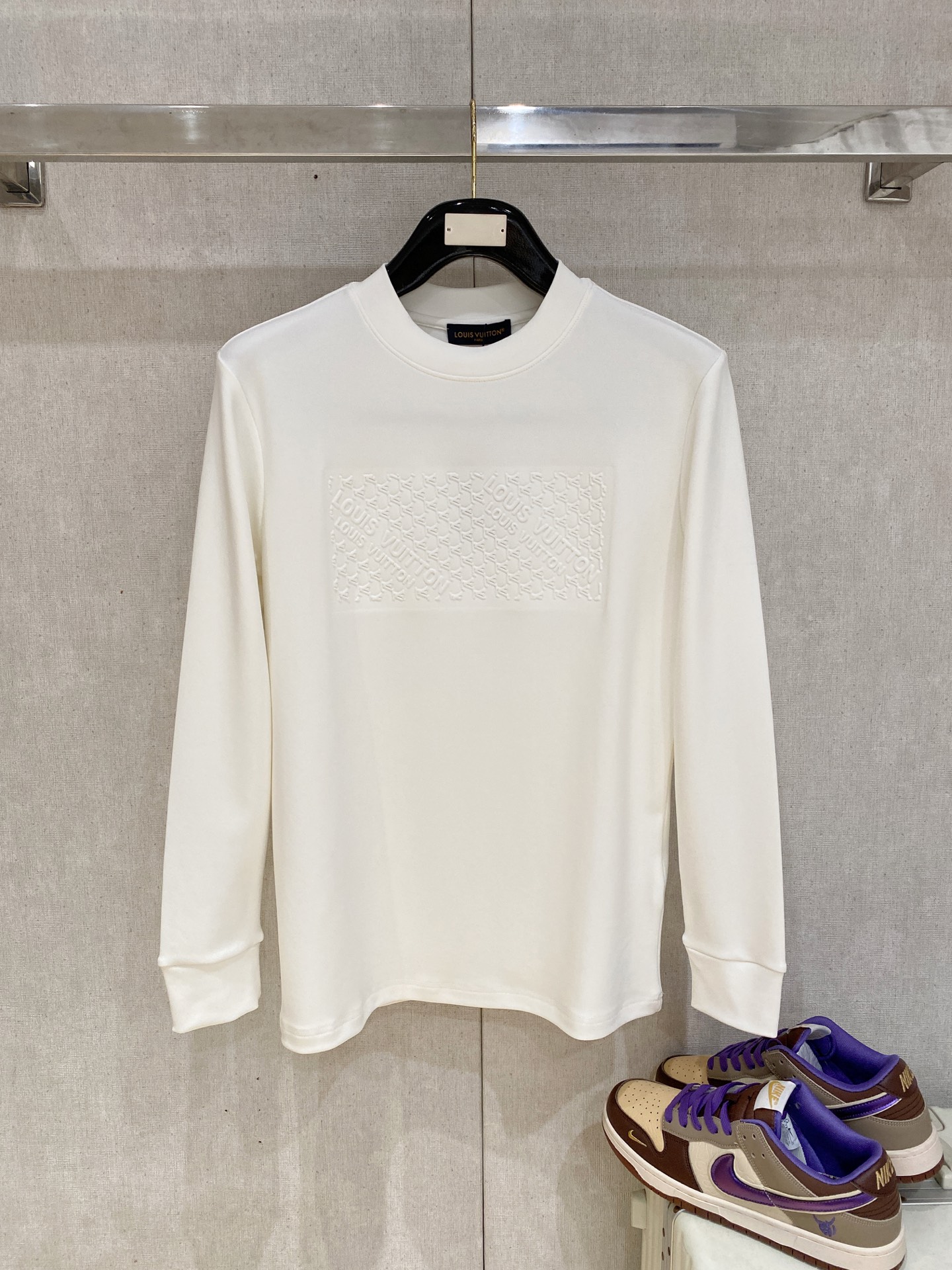 LV高仿男士純白立體Logo長袖T恤 簡約質感百搭款