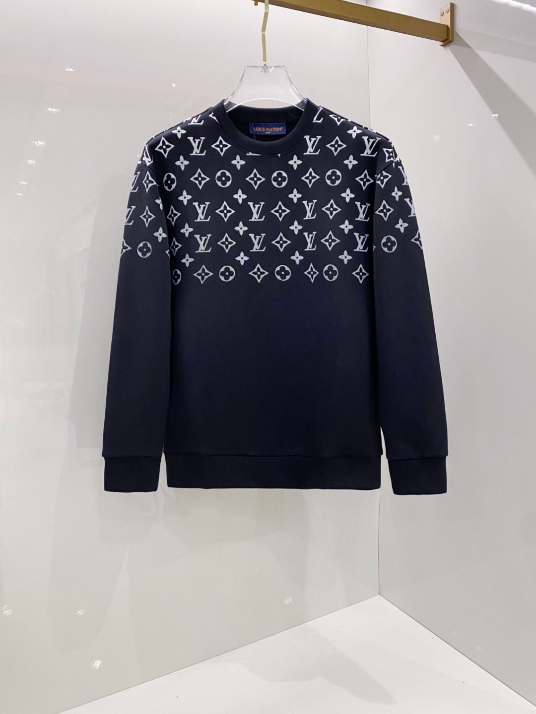 LV高仿男士黑色滿版老花長袖T恤 經典Monogram設計款