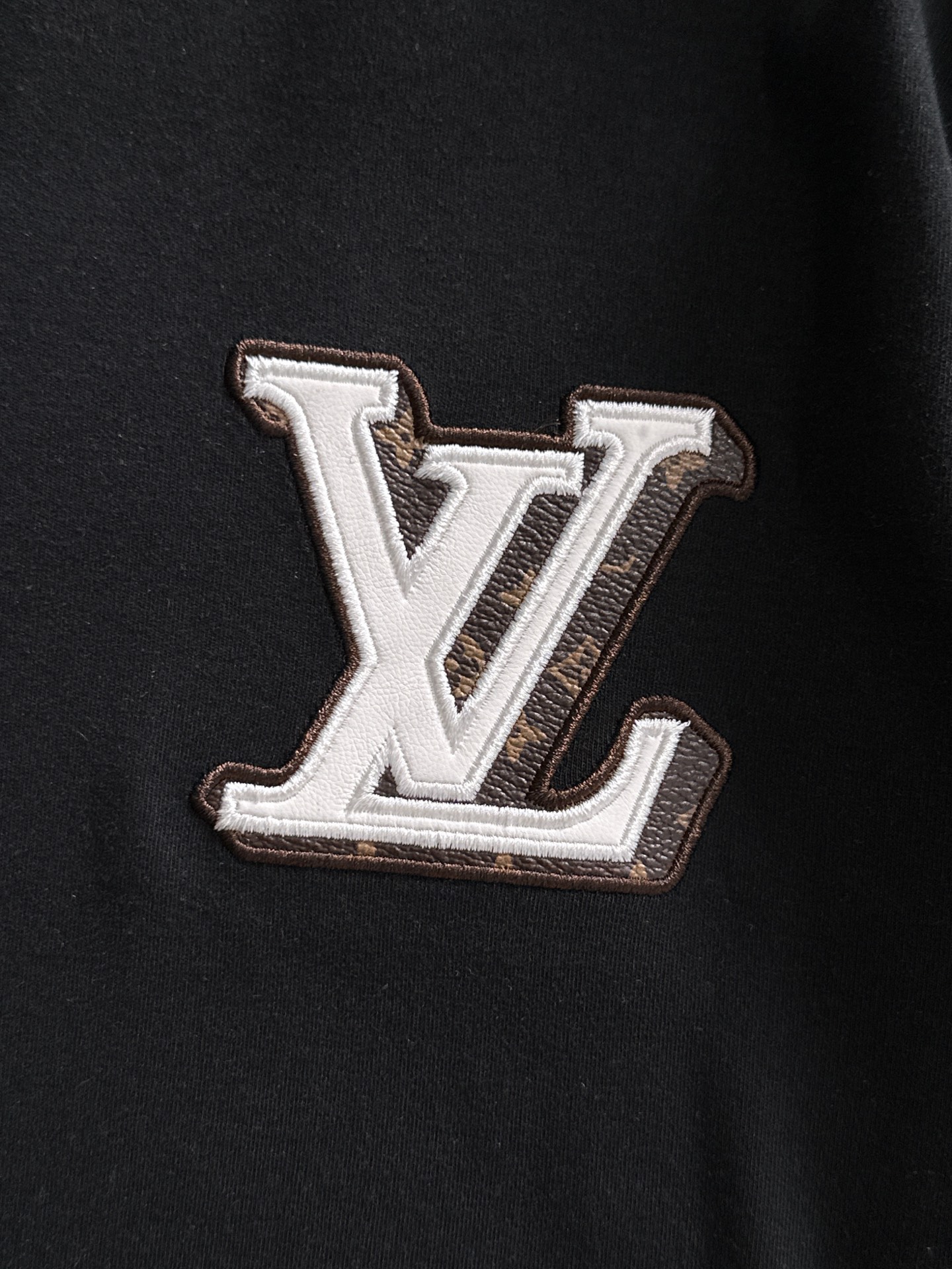 LV一比一男士黑色胸前立體Logo長袖T恤 微高領設計簡約大方