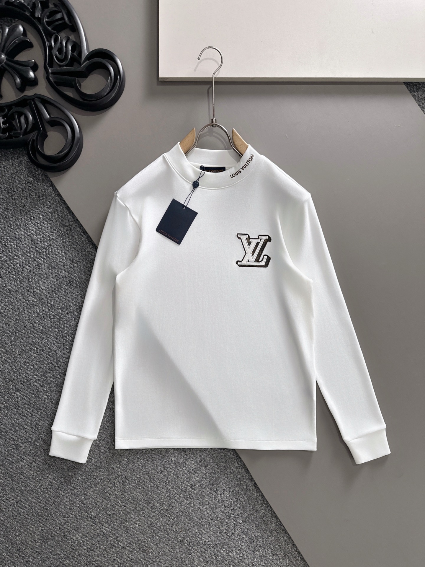 LV高仿男士白色立體刺繡Logo長袖T恤 微高領細節設計感款