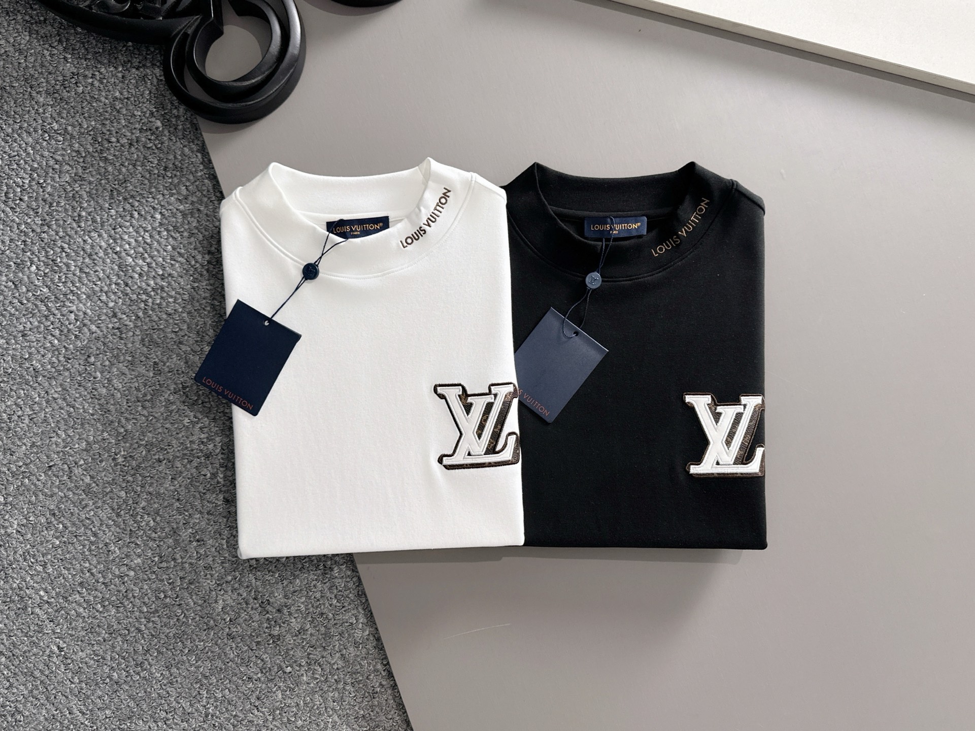 LV高仿男士白色立體刺繡Logo長袖T恤 微高領細節設計感款| 14 LV高仿男士白色立體刺繡Logo長袖T恤 微高領細節設計感款