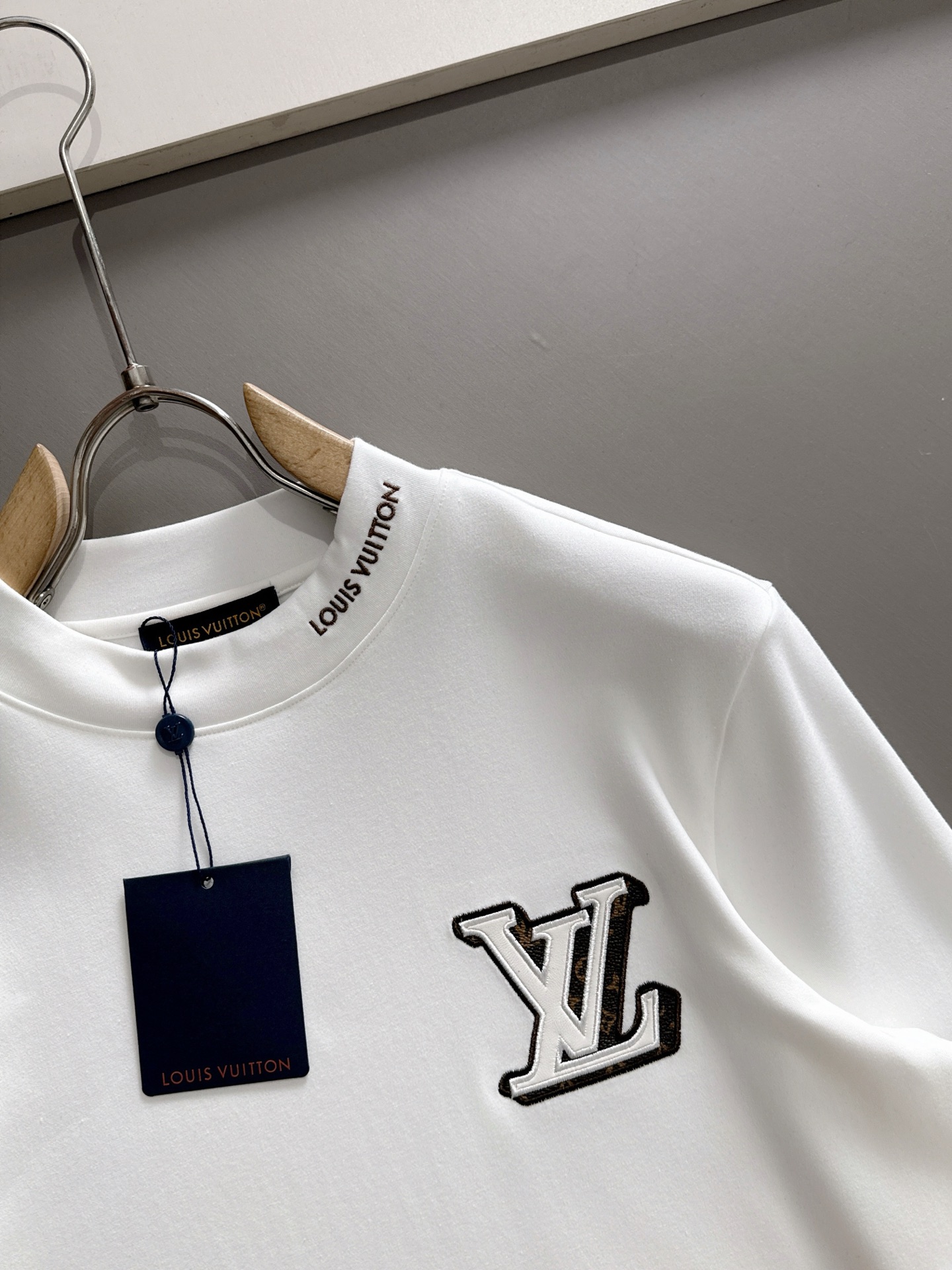 LV高仿男士白色立體刺繡Logo長袖T恤 微高領細節設計感款
