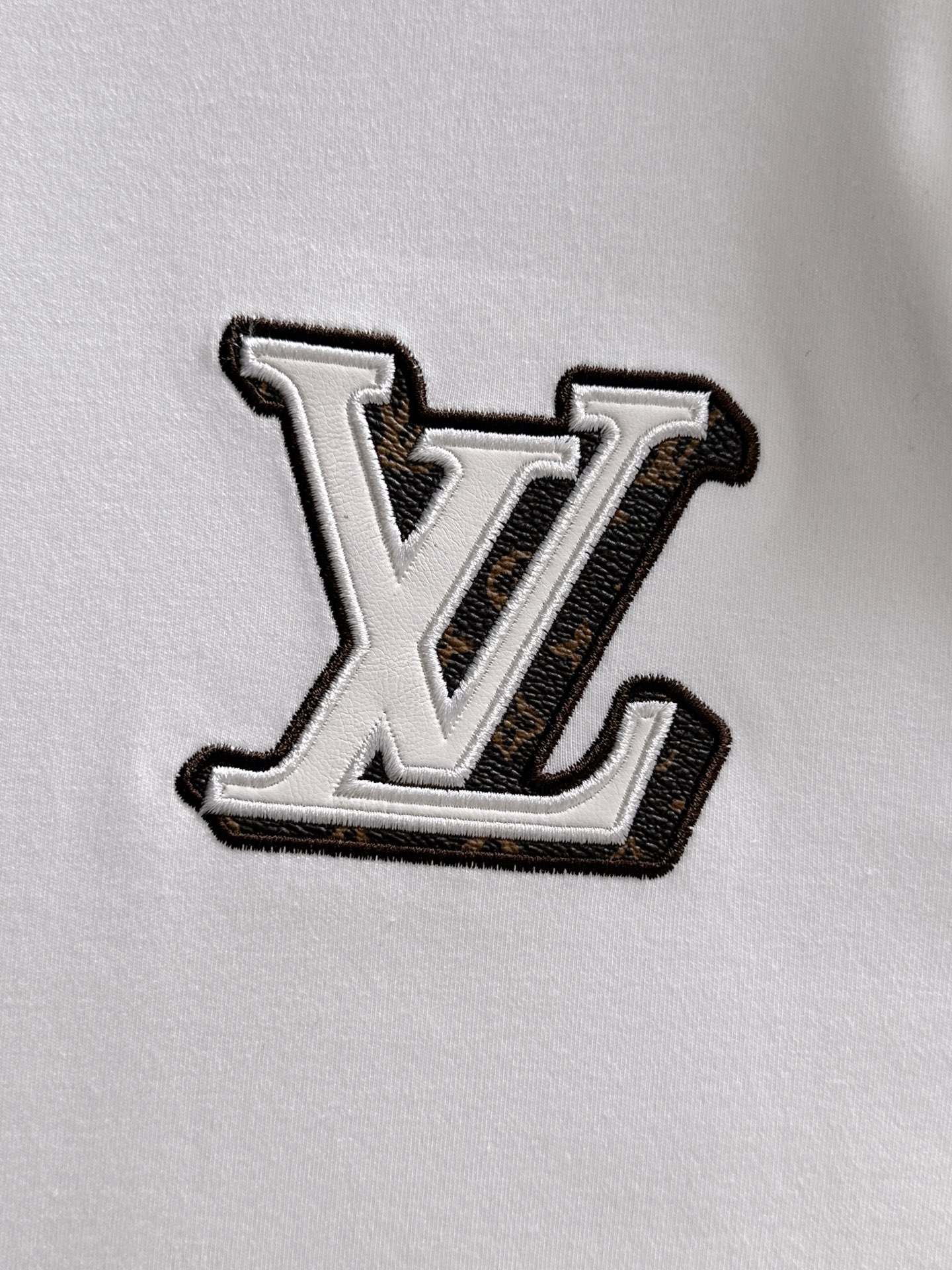LV高仿男士白色立體刺繡Logo長袖T恤 微高領細節設計感款