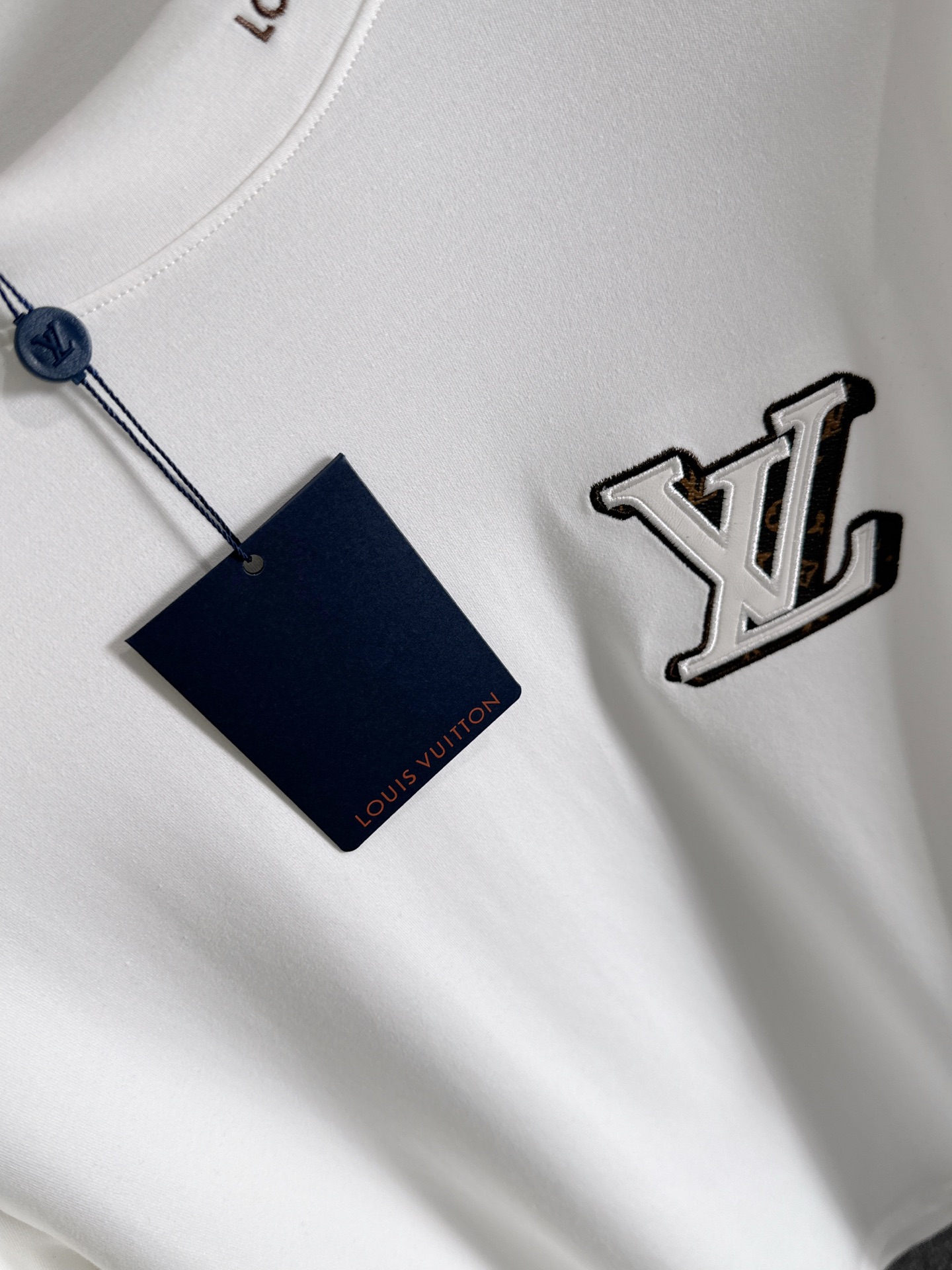 LV高仿男士白色立體刺繡Logo長袖T恤 微高領細節設計感款