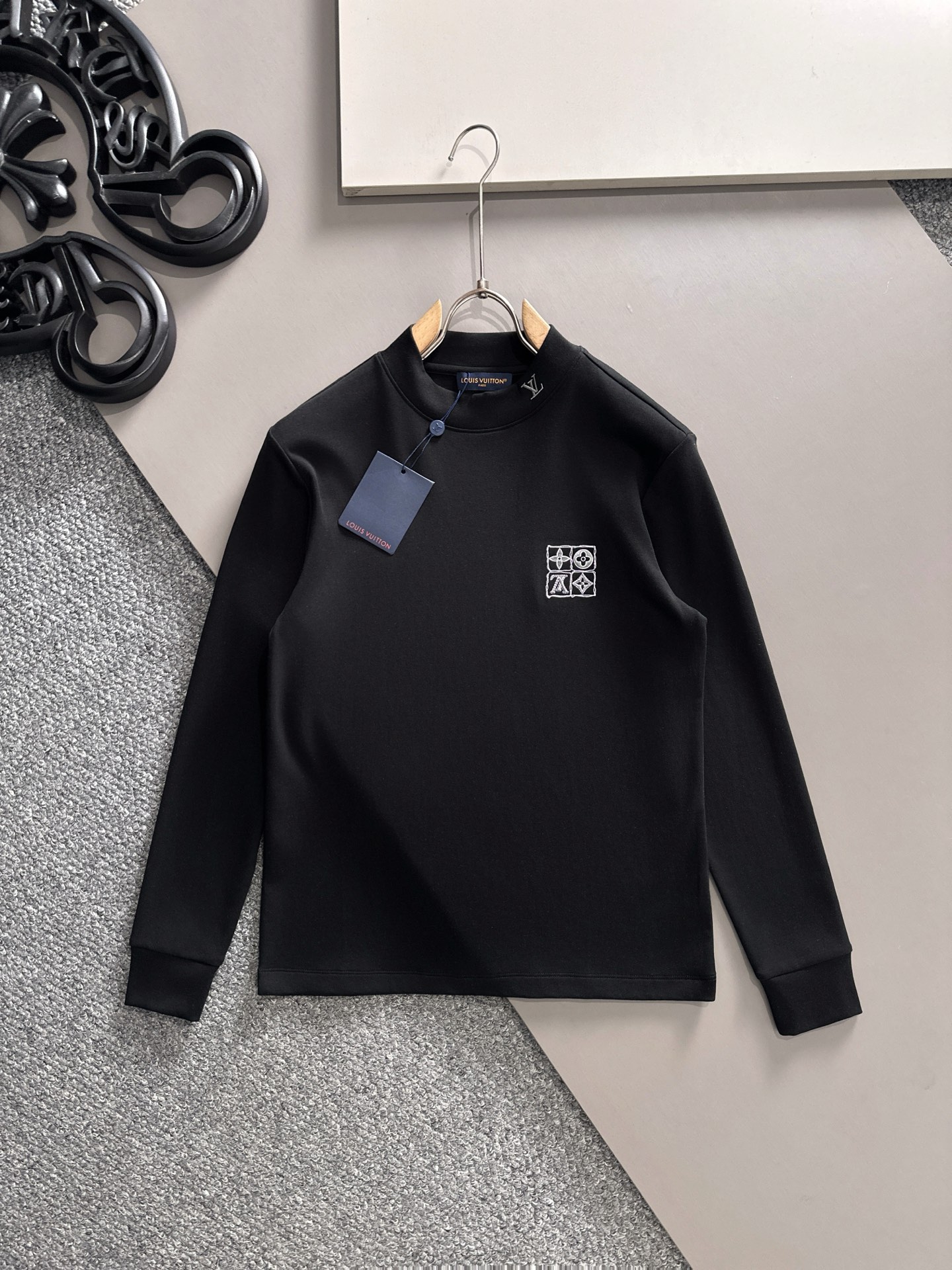LV A貨男士黑色胸前圖騰長袖T恤 微立領設計潮流感十足