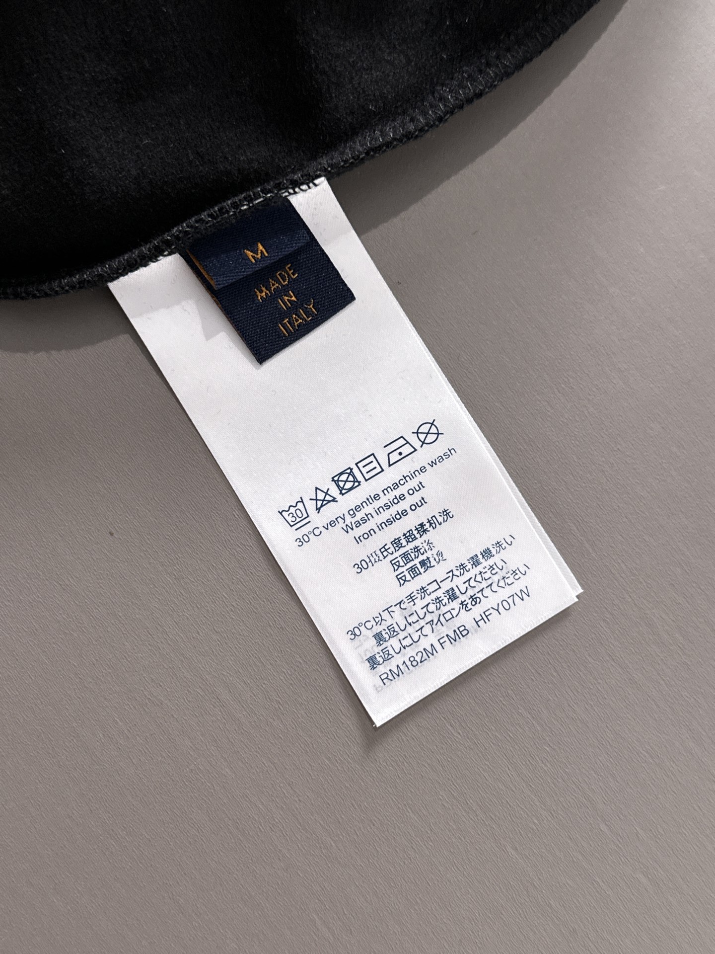 LV A貨男士黑色胸前圖騰長袖T恤 微立領設計潮流感十足
