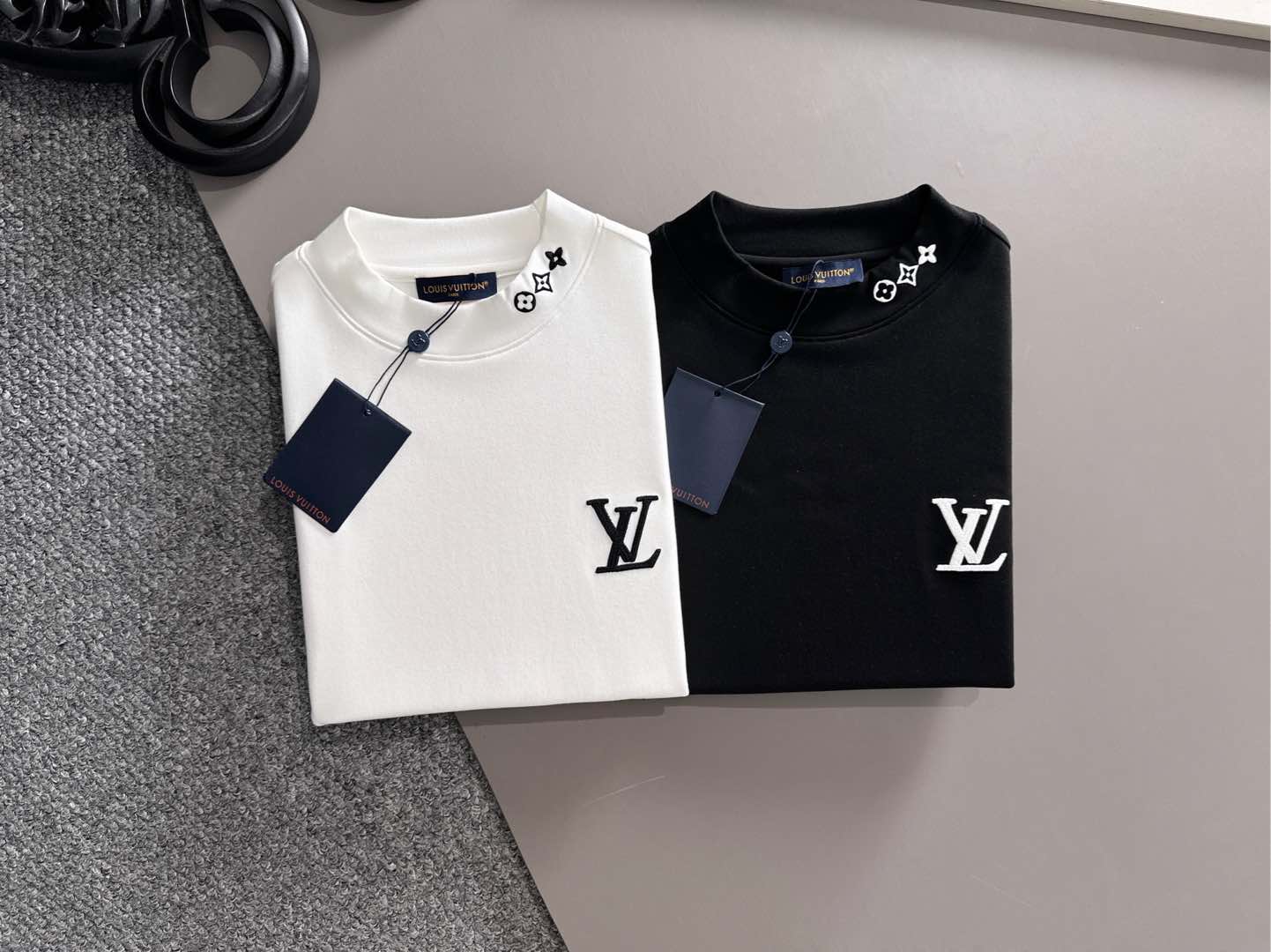 LV一比一男士黑色Logo刺繡長袖T恤 領口花紋設計款| 14 LV一比一男士黑色Logo刺繡長袖T恤 領口花紋設計款