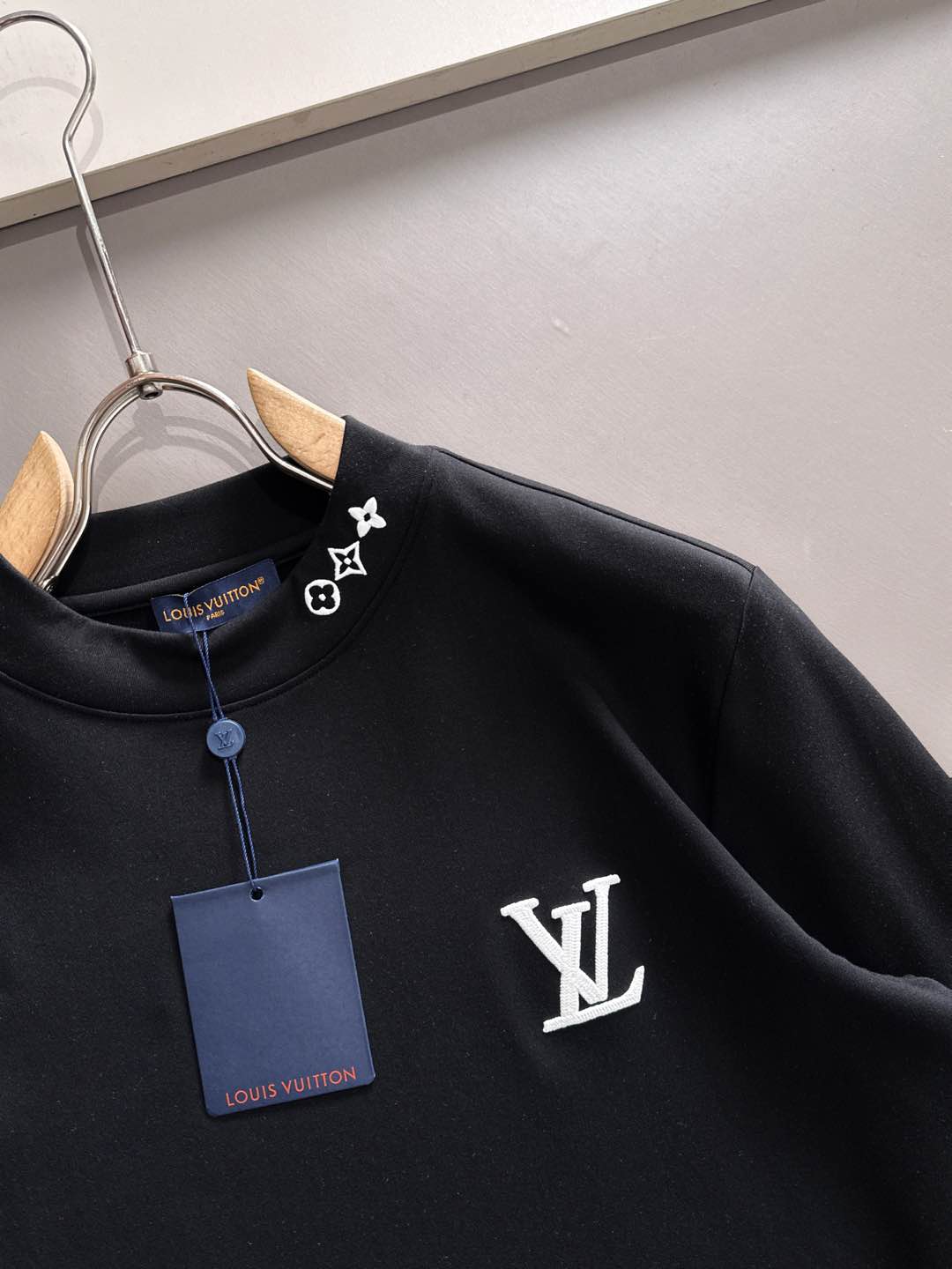LV一比一男士黑色Logo刺繡長袖T恤 領口花紋設計款
