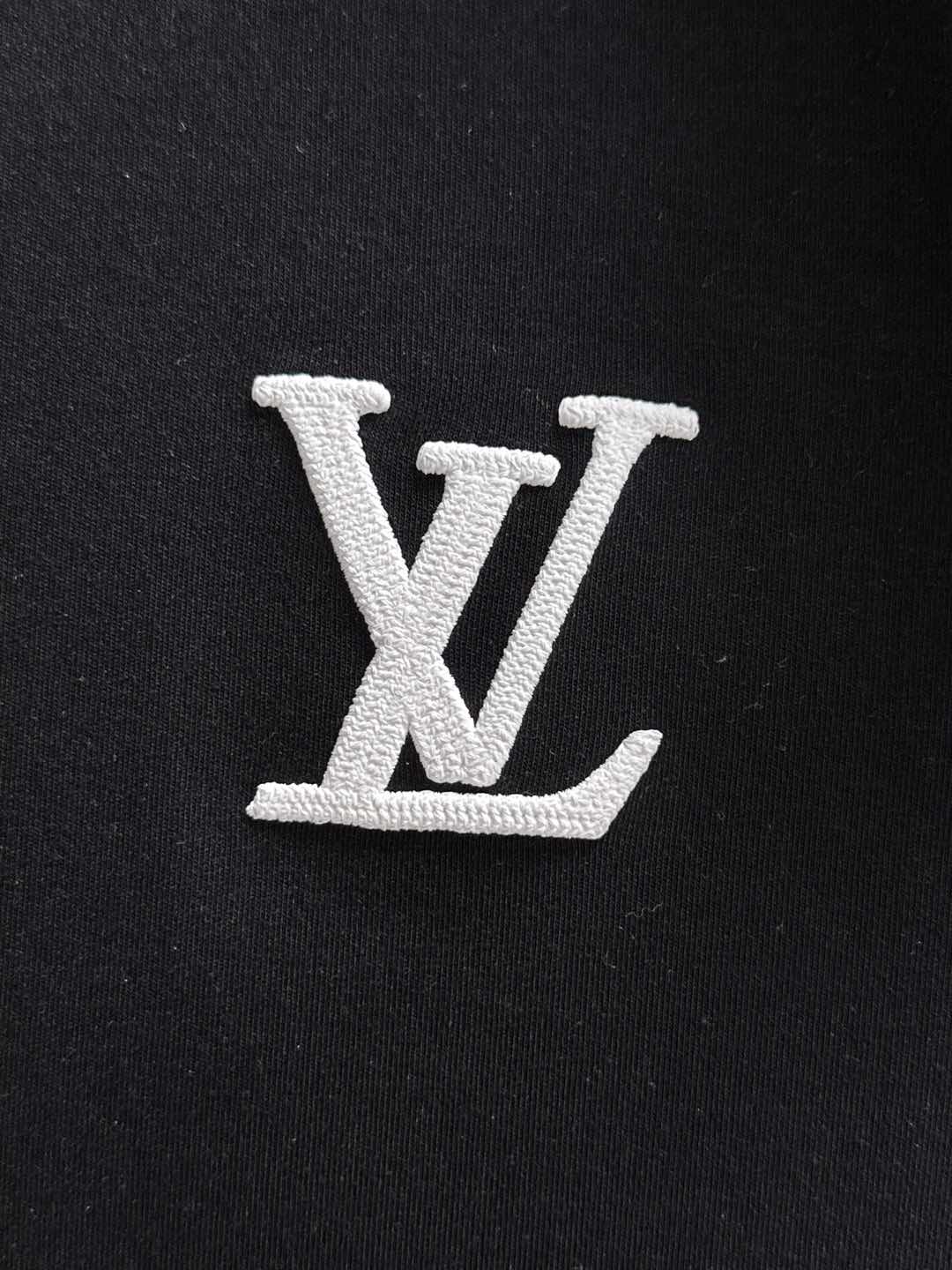LV一比一男士黑色Logo刺繡長袖T恤 領口花紋設計款