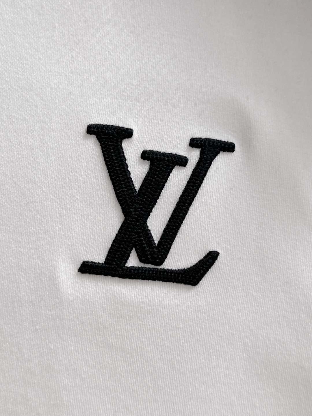 LV原單男士白色LV刺繡長袖T恤 領口圖騰識別細節款