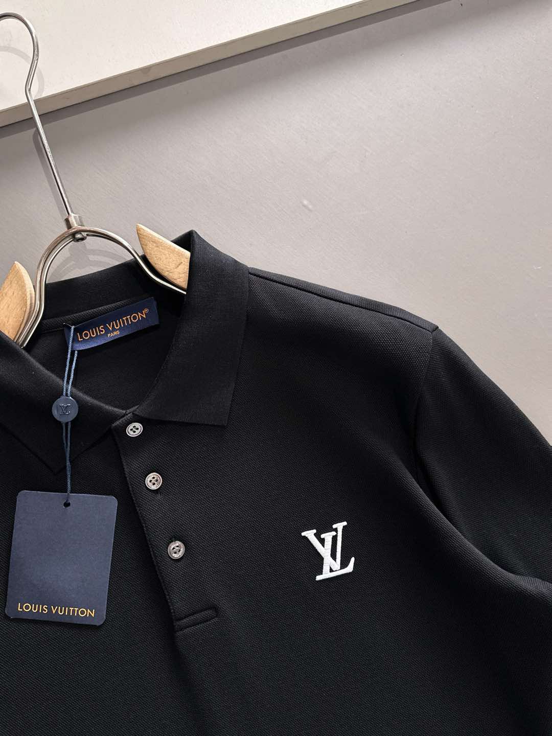 LV高仿男士黑色Polo領長袖上衣 簡約刺繡Logo設計款