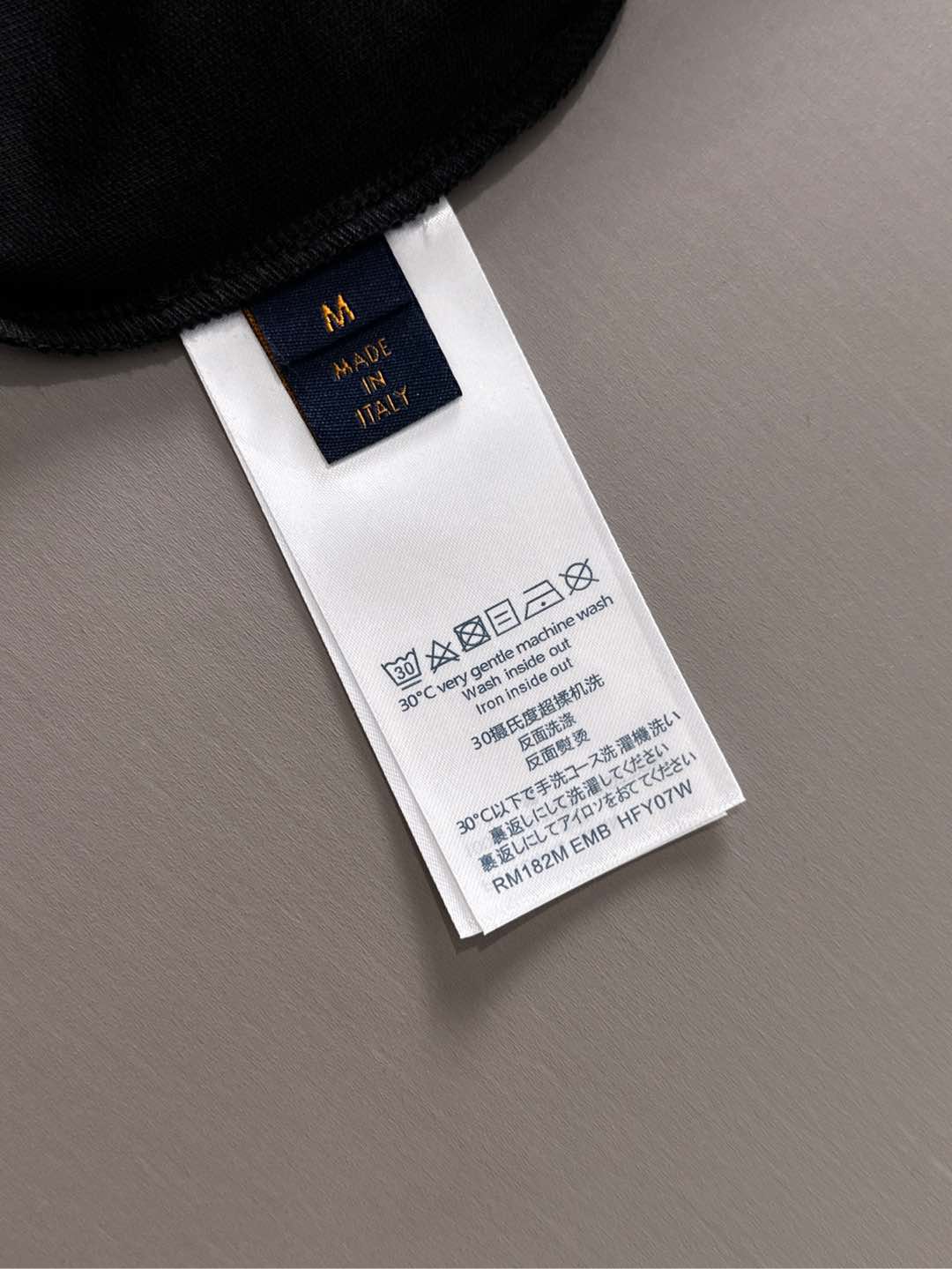 LV高仿男士黑色Polo領長袖上衣 簡約刺繡Logo設計款