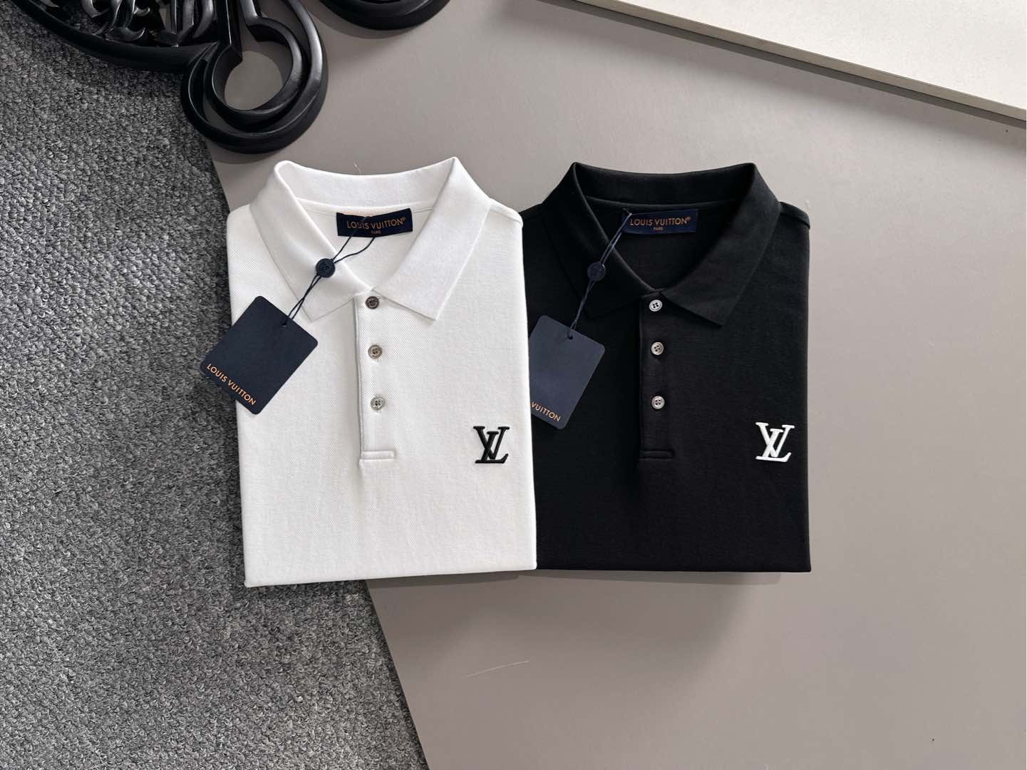LV A貨男士白色Polo領長袖上衣 翻領排扣經典刺繡款| 14 LV A貨男士白色Polo領長袖上衣 翻領排扣經典刺繡款