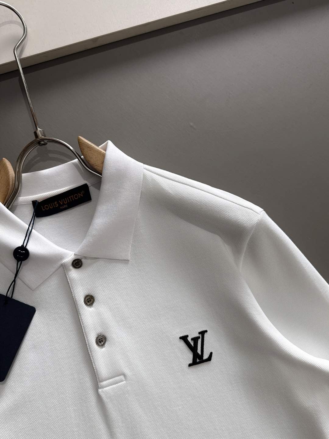 LV A貨男士白色Polo領長袖上衣 翻領排扣經典刺繡款| 13 LV A貨男士白色Polo領長袖上衣 翻領排扣經典刺繡款