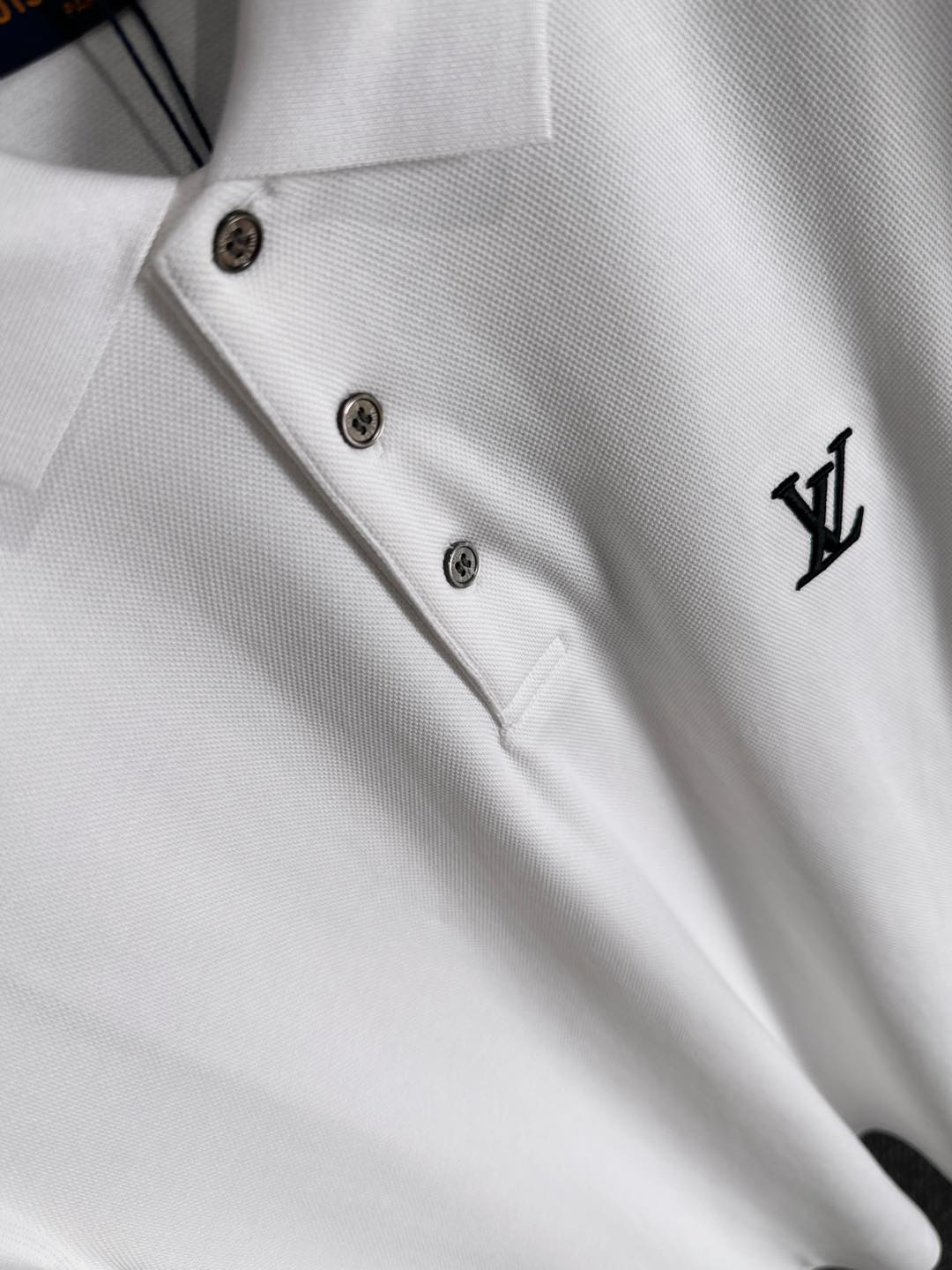 LV A貨男士白色Polo領長袖上衣 翻領排扣經典刺繡款| 12 LV A貨男士白色Polo領長袖上衣 翻領排扣經典刺繡款
