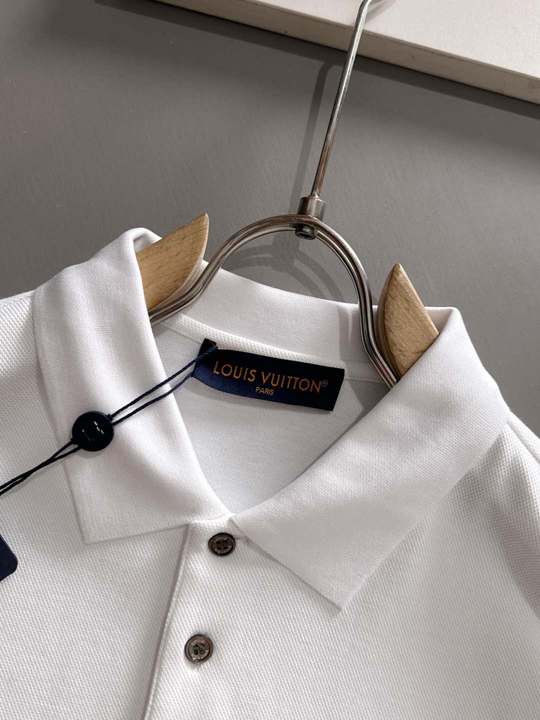 LV A貨男士白色Polo領長袖上衣 翻領排扣經典刺繡款| 11 LV A貨男士白色Polo領長袖上衣 翻領排扣經典刺繡款