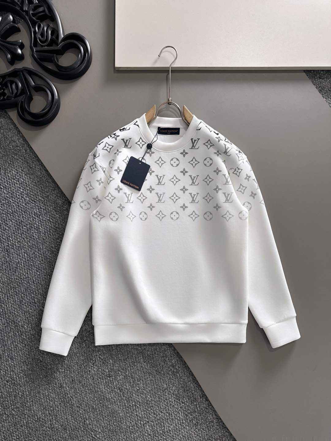 高仿LV圓領LOGO印花衛衣 經典白色滿版字母時尚單品