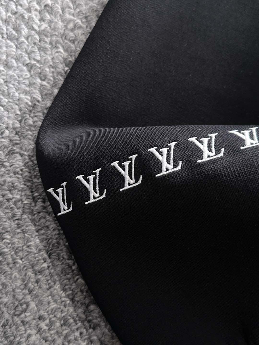LV一比一黑色圓領衛衣 袖口Monogram織帶設計簡約時髦