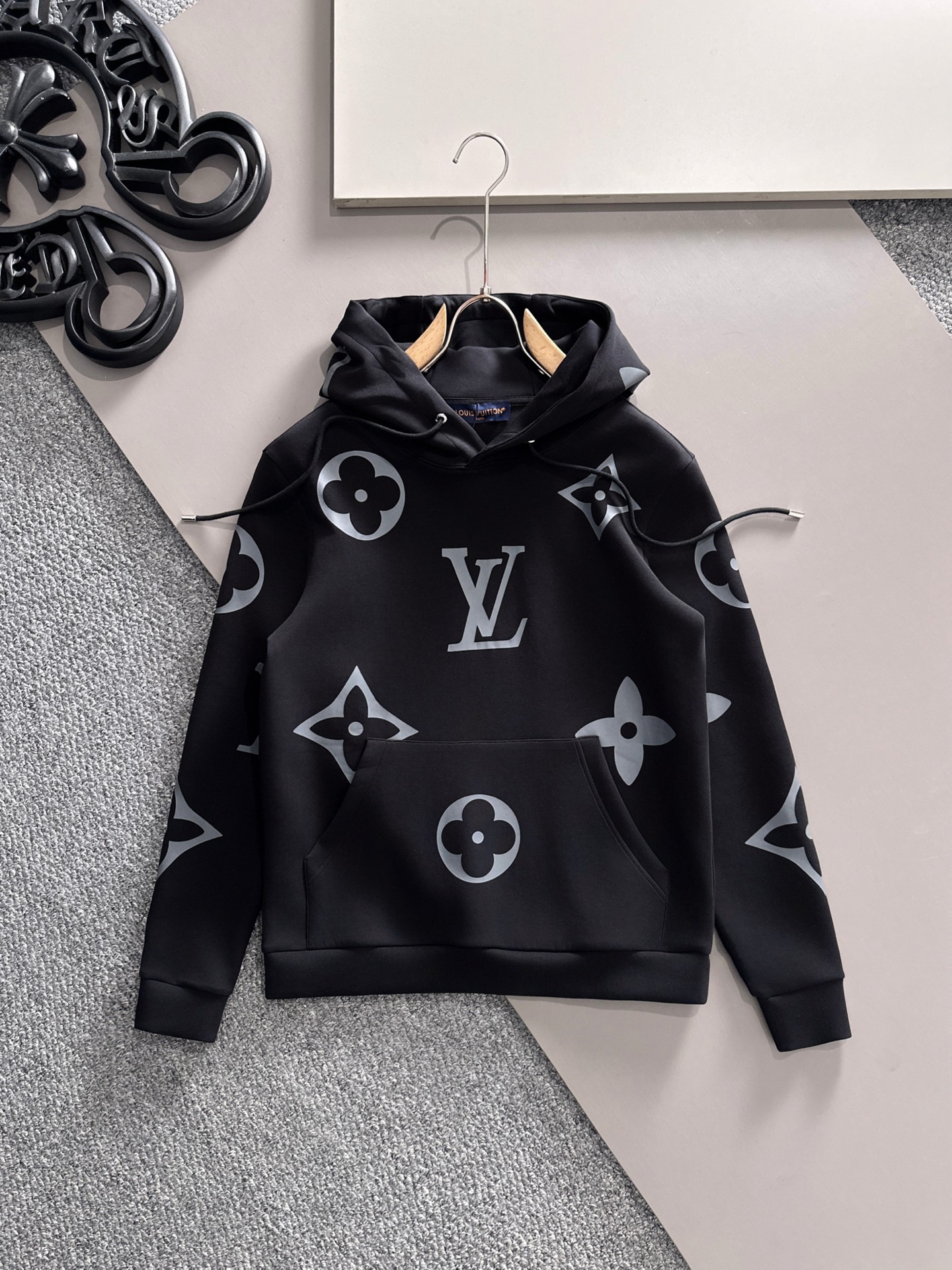 LV高仿滿版Logo黑色帽T連帽長袖字母設計潮流必備