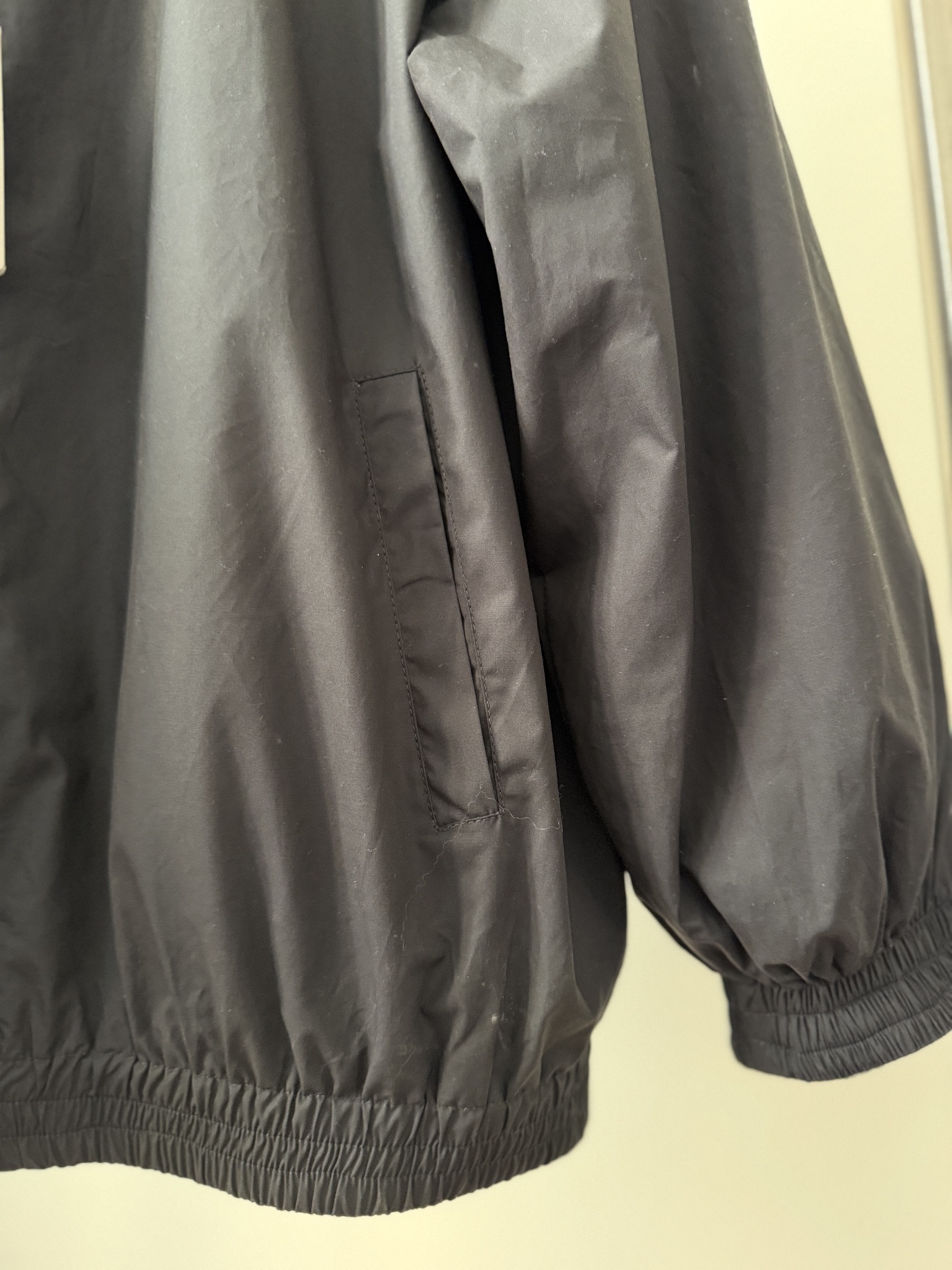 Balenciaga 原單連帽外套男款 黑色素面設計 防風實穿必備| 12 Balenciaga 原單連帽外套男款 黑色素面設計 防風實穿必備