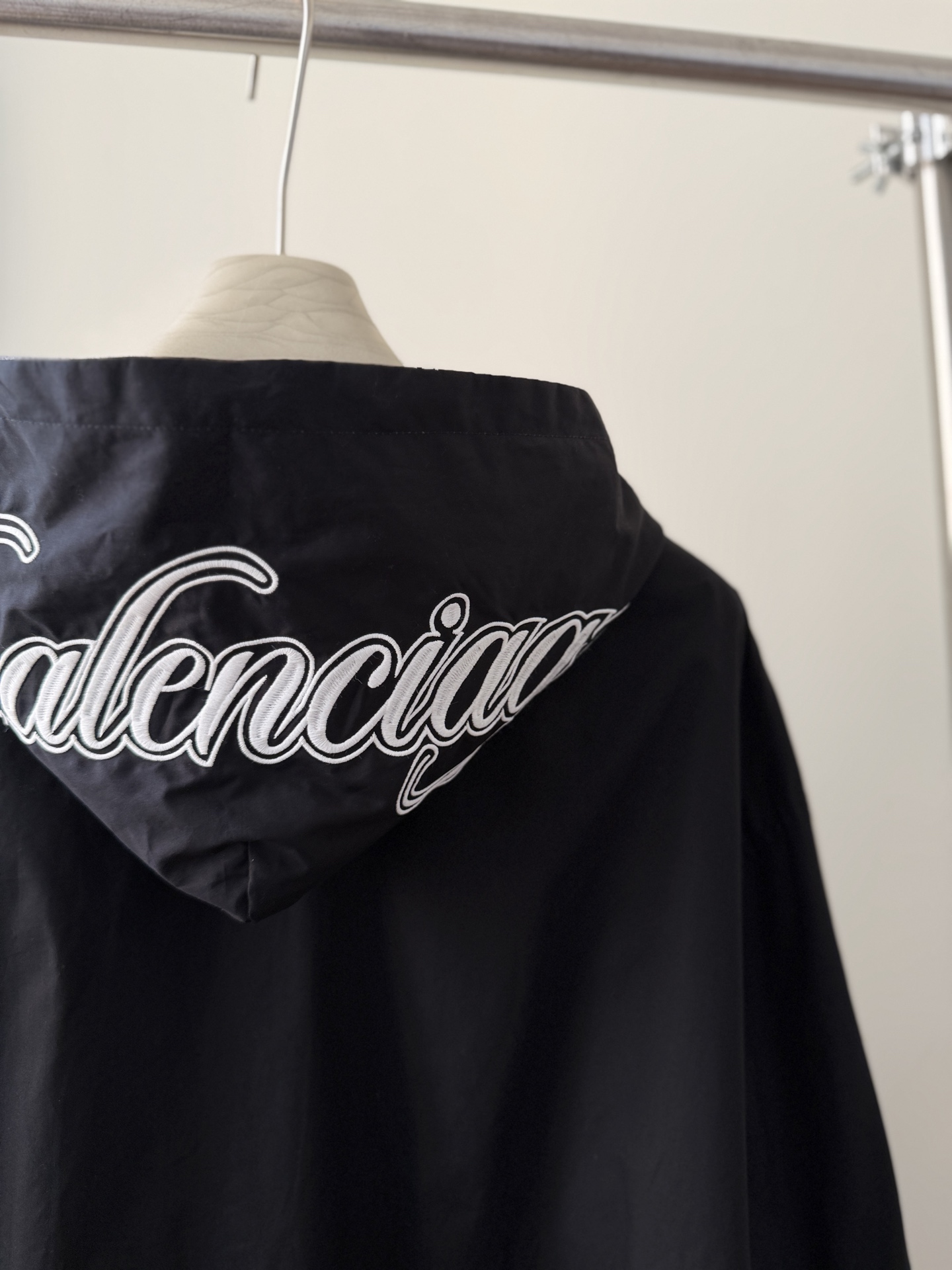 Balenciaga 原單連帽外套男款 黑色素面設計 防風實穿必備| 11 Balenciaga 原單連帽外套男款 黑色素面設計 防風實穿必備