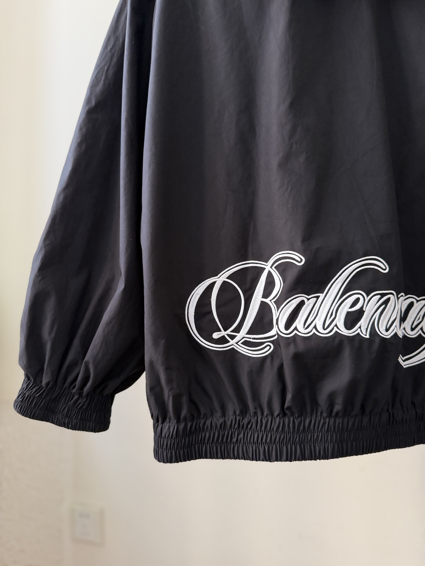 Balenciaga 原單連帽外套男款 黑色素面設計 防風實穿必備| 10 Balenciaga 原單連帽外套男款 黑色素面設計 防風實穿必備