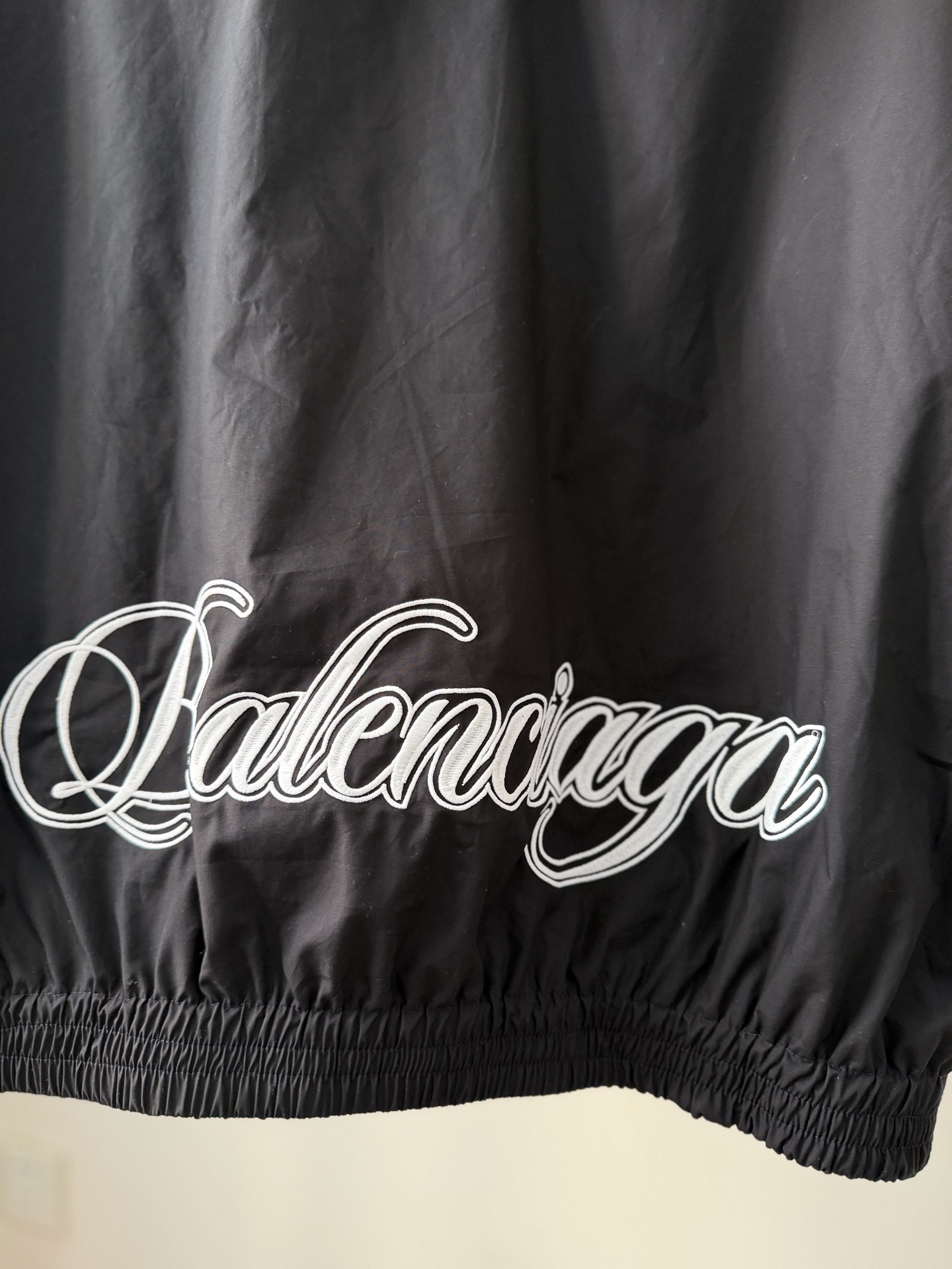 Balenciaga 原單連帽外套男款 黑色素面設計 防風實穿必備| 9 Balenciaga 原單連帽外套男款 黑色素面設計 防風實穿必備