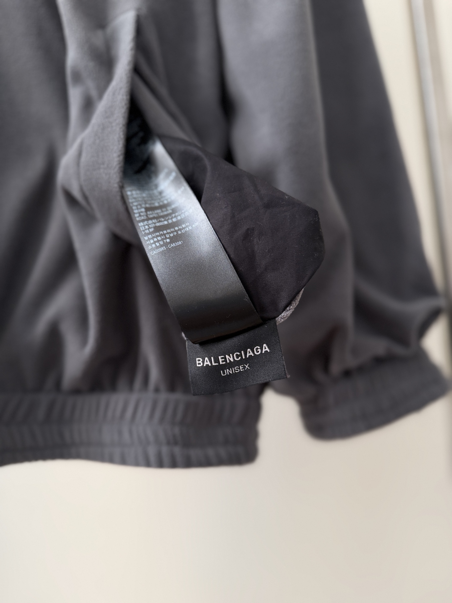 Balenciaga 原單連帽外套男款 黑色素面設計 防風實穿必備| 7 Balenciaga 原單連帽外套男款 黑色素面設計 防風實穿必備