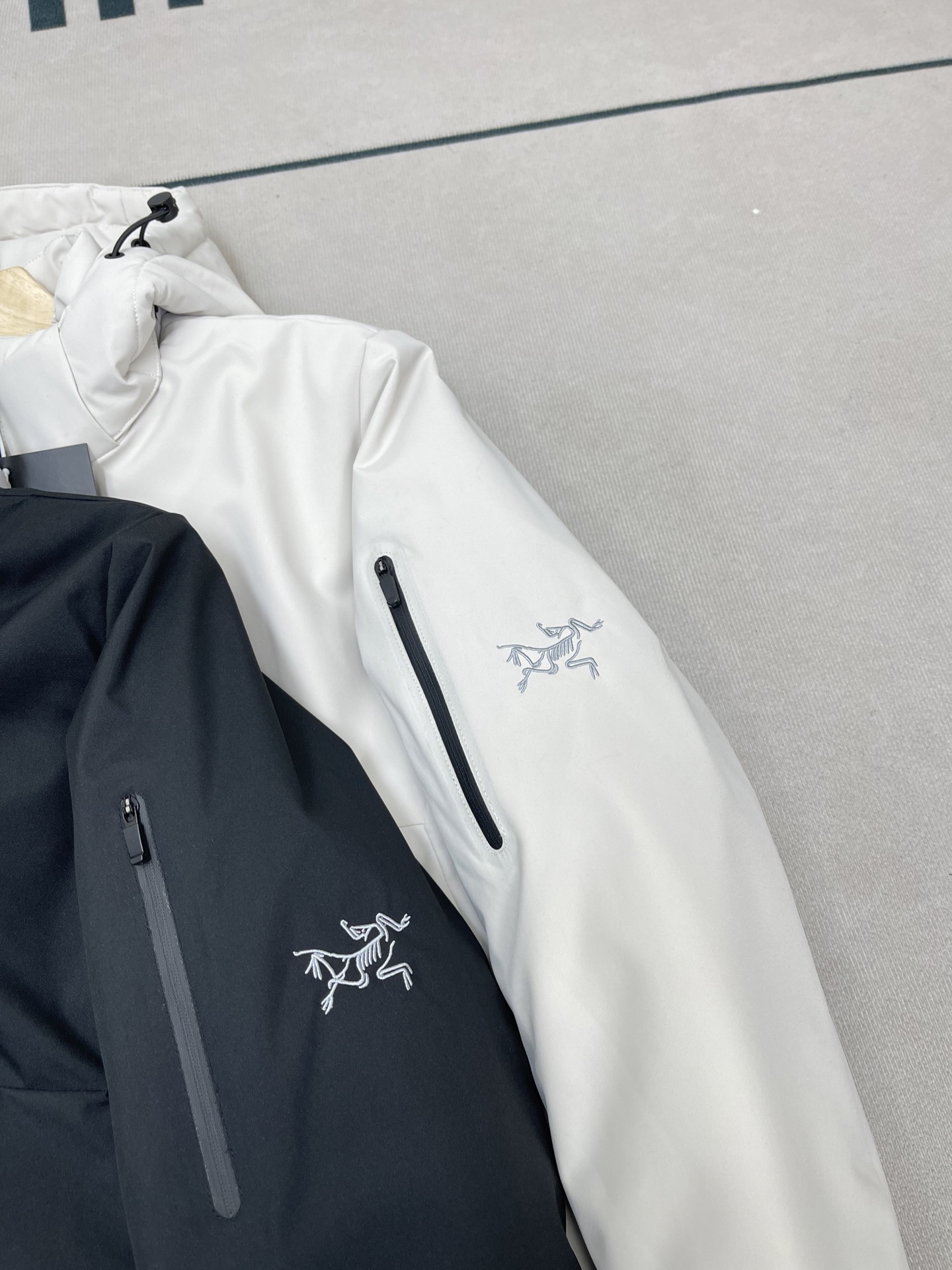 Arc'teryx 原單風格防風外套男款黑白兩色極簡輕量搭配款| 15 Arc'teryx 原單風格防風外套男款黑白兩色極簡輕量搭配款