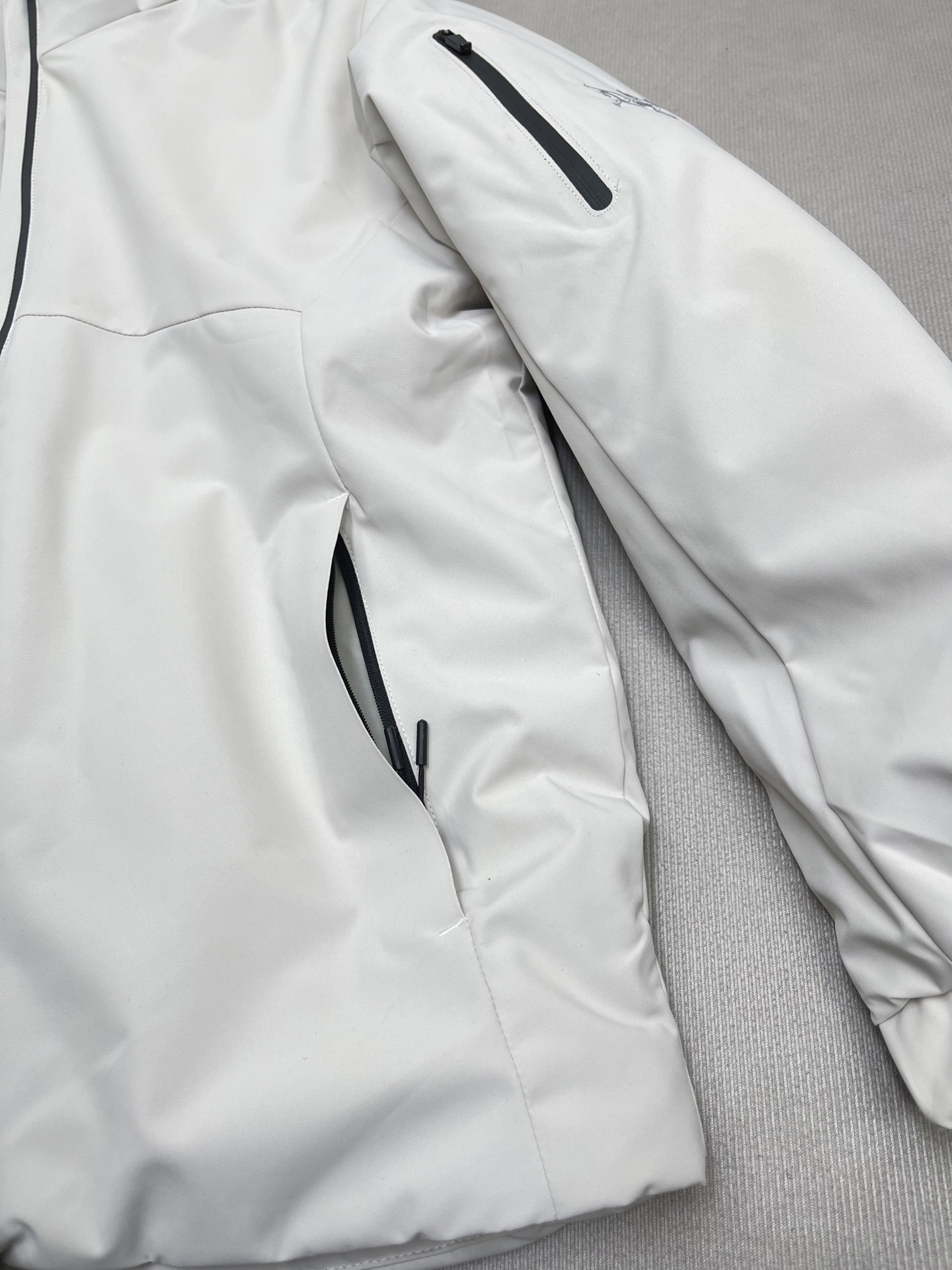 Arc'teryx 原單風格防風外套男款黑白兩色極簡輕量搭配款| 10 Arc'teryx 原單風格防風外套男款黑白兩色極簡輕量搭配款