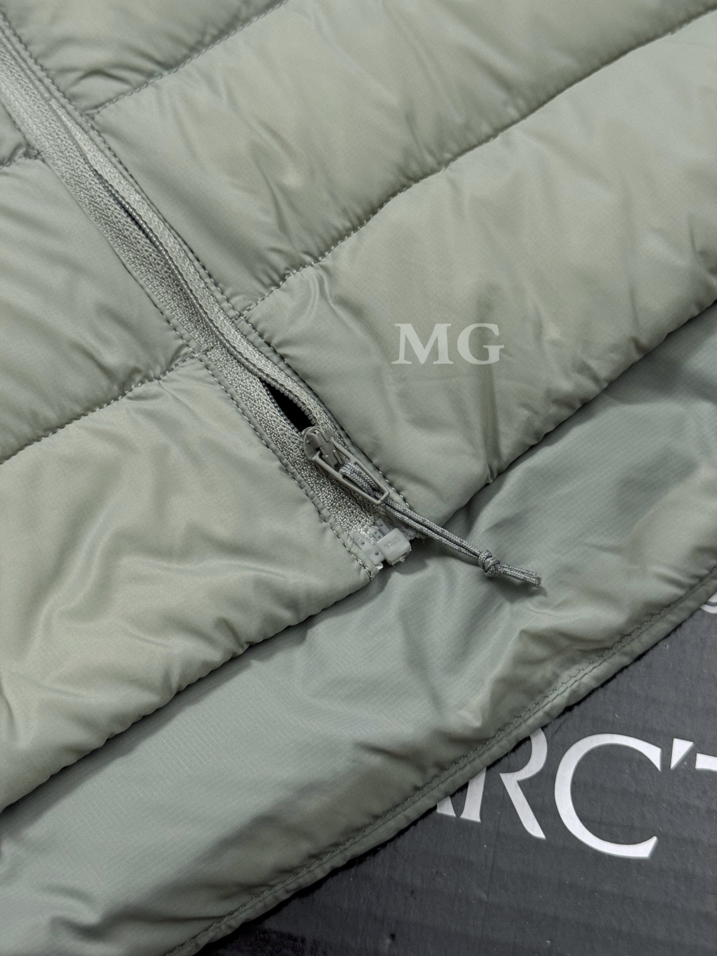 Arc'teryx 高仿羽絨外套男款850蓬岩灰綠抗寒款| 10 Arc'teryx 高仿羽絨外套男款850蓬岩灰綠抗寒款