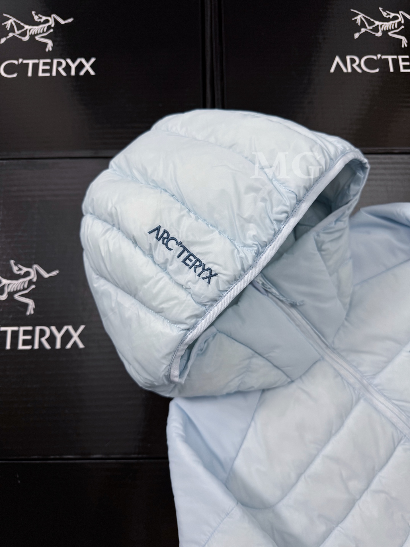 Arc'teryx 原單羽絨外套男款雲水藍色系輕盈高蓬蓋頭設計| 13 Arc'teryx 原單羽絨外套男款雲水藍色系輕盈高蓬蓋頭設計
