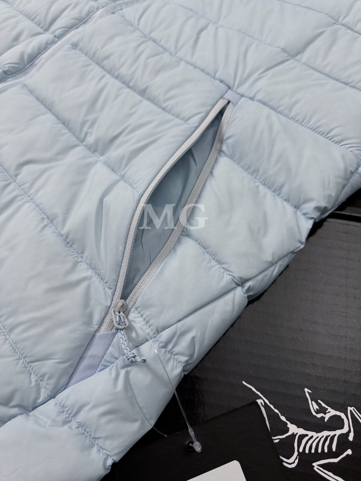 Arc'teryx 原單羽絨外套男款雲水藍色系輕盈高蓬蓋頭設計| 12 Arc'teryx 原單羽絨外套男款雲水藍色系輕盈高蓬蓋頭設計