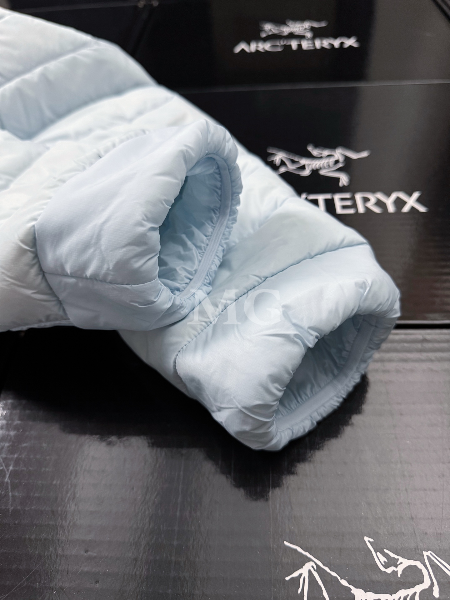 Arc'teryx 原單羽絨外套男款雲水藍色系輕盈高蓬蓋頭設計| 11 Arc'teryx 原單羽絨外套男款雲水藍色系輕盈高蓬蓋頭設計