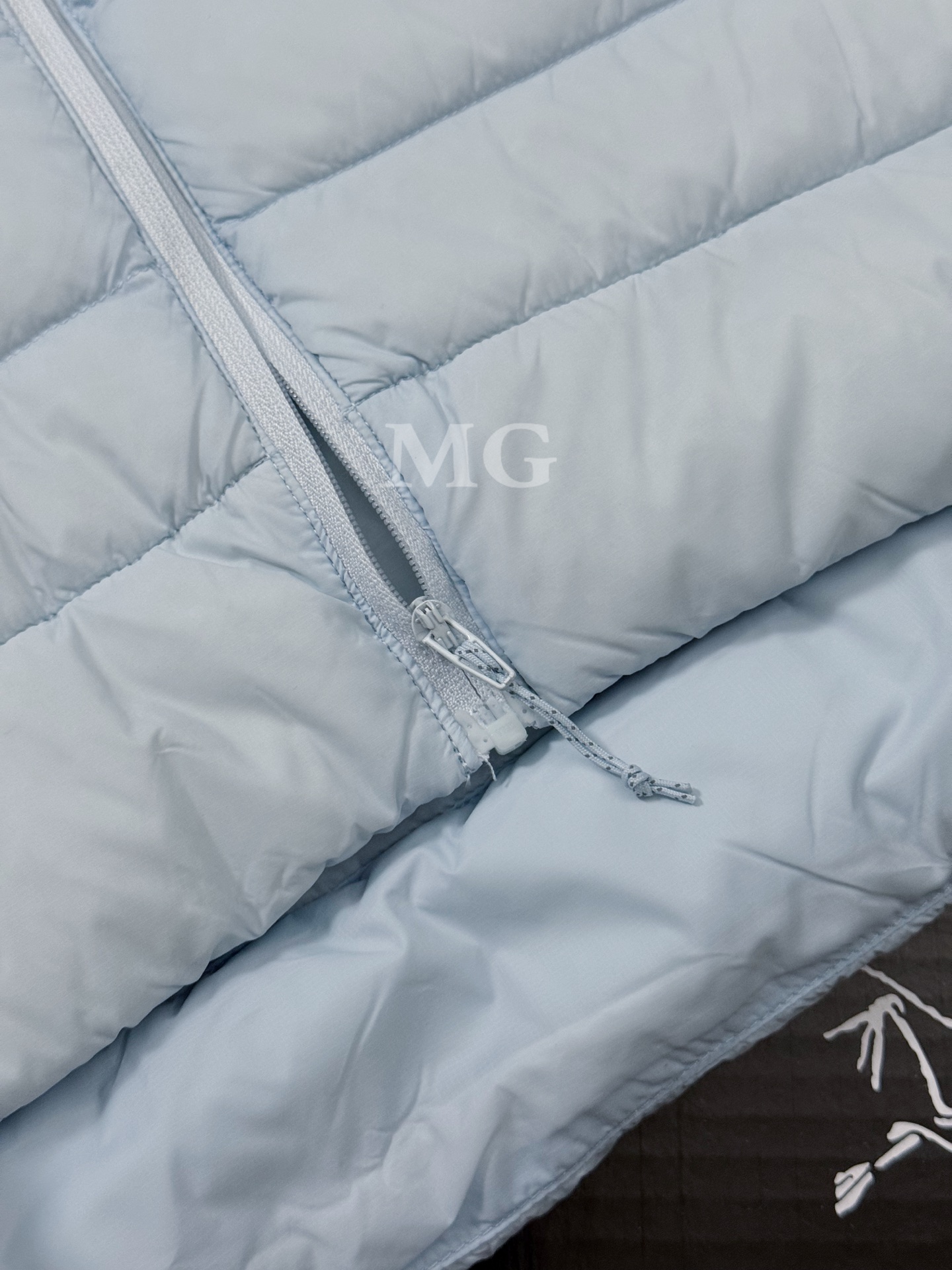 Arc'teryx 原單羽絨外套男款雲水藍色系輕盈高蓬蓋頭設計| 10 Arc'teryx 原單羽絨外套男款雲水藍色系輕盈高蓬蓋頭設計