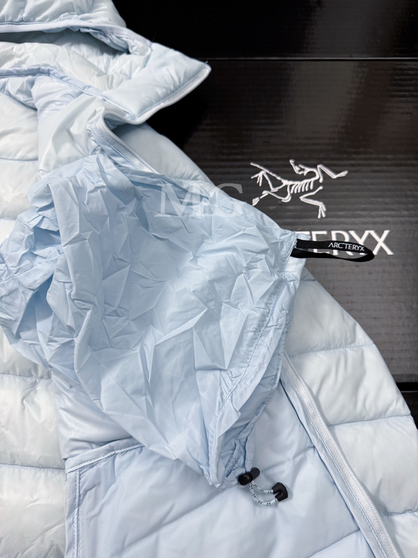 Arc'teryx 原單羽絨外套男款雲水藍色系輕盈高蓬蓋頭設計| 7 Arc'teryx 原單羽絨外套男款雲水藍色系輕盈高蓬蓋頭設計