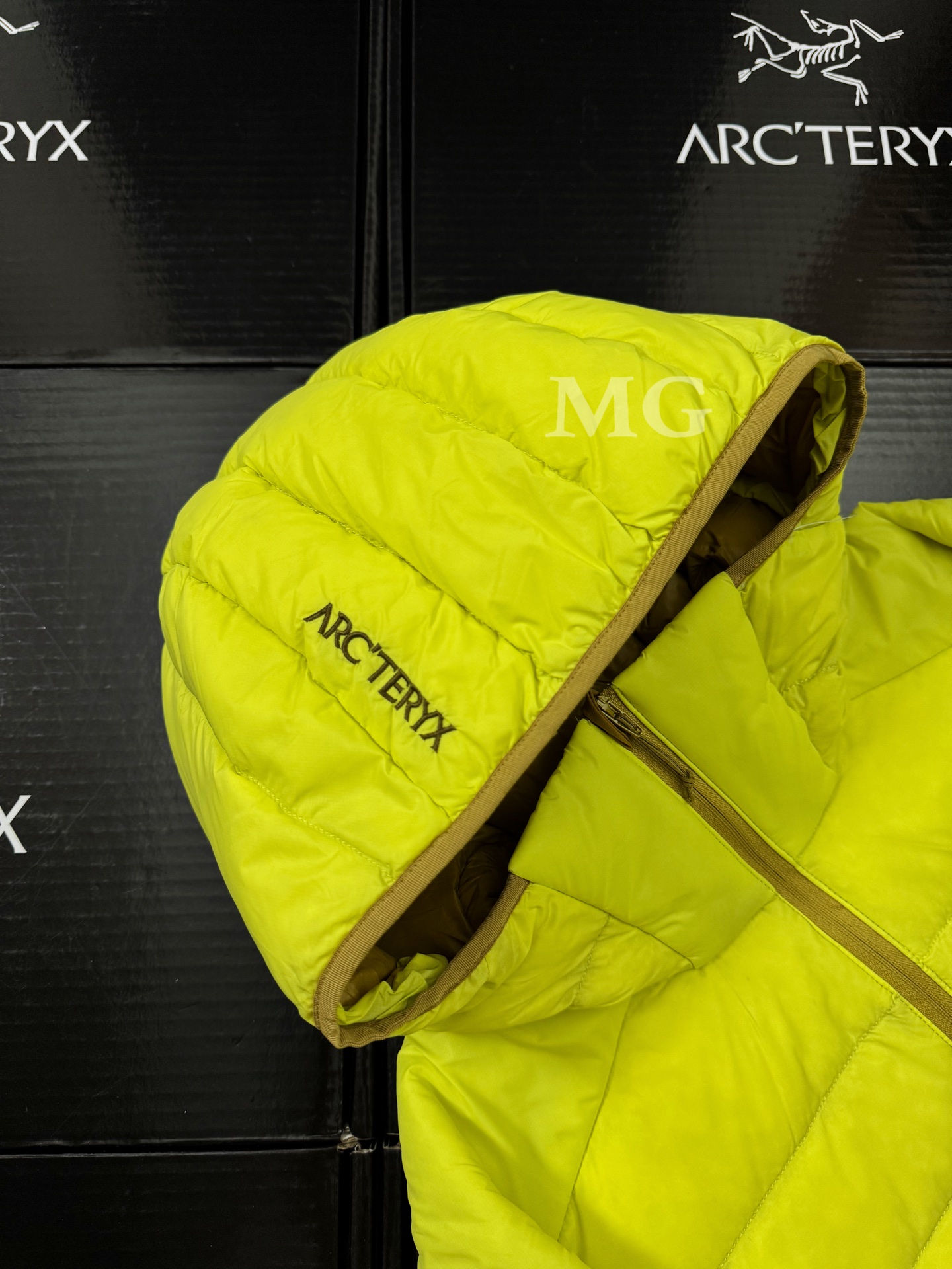 Arc'teryx 高仿羽絨外套男款亮色系銅砂黃輕盈抗風設計| 13 Arc'teryx 高仿羽絨外套男款亮色系銅砂黃輕盈抗風設計