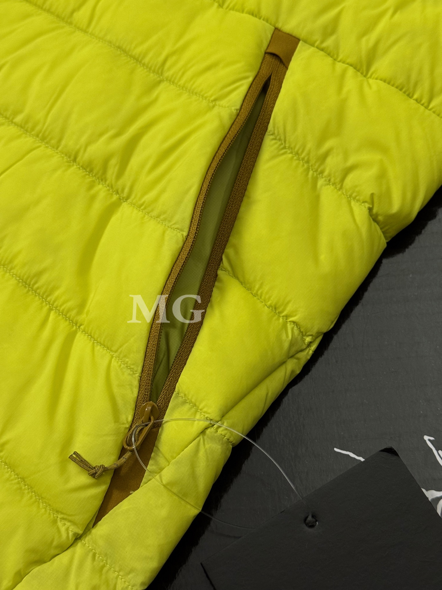 Arc'teryx 高仿羽絨外套男款亮色系銅砂黃輕盈抗風設計| 12 Arc'teryx 高仿羽絨外套男款亮色系銅砂黃輕盈抗風設計