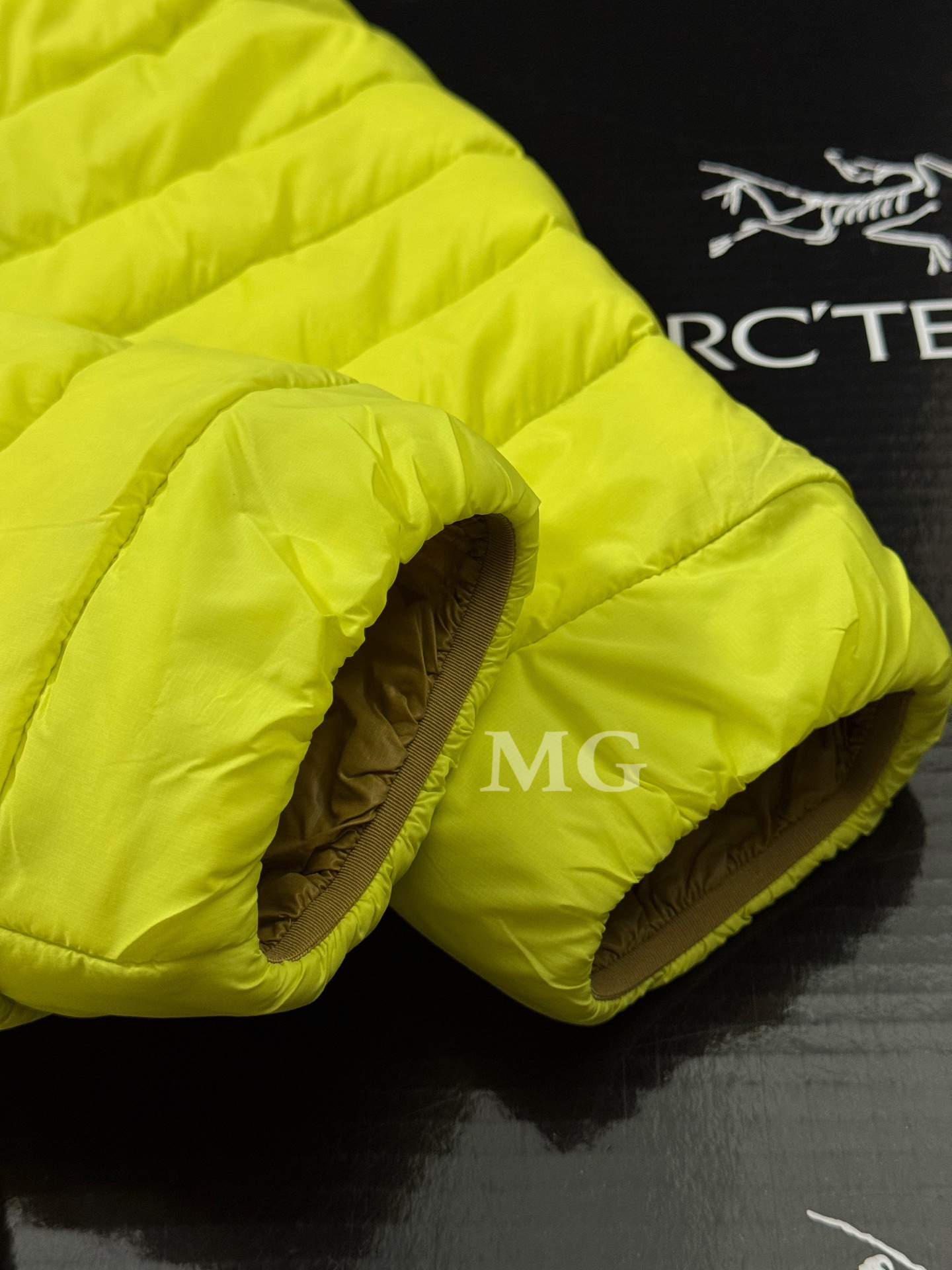 Arc'teryx 高仿羽絨外套男款亮色系銅砂黃輕盈抗風設計| 11 Arc'teryx 高仿羽絨外套男款亮色系銅砂黃輕盈抗風設計