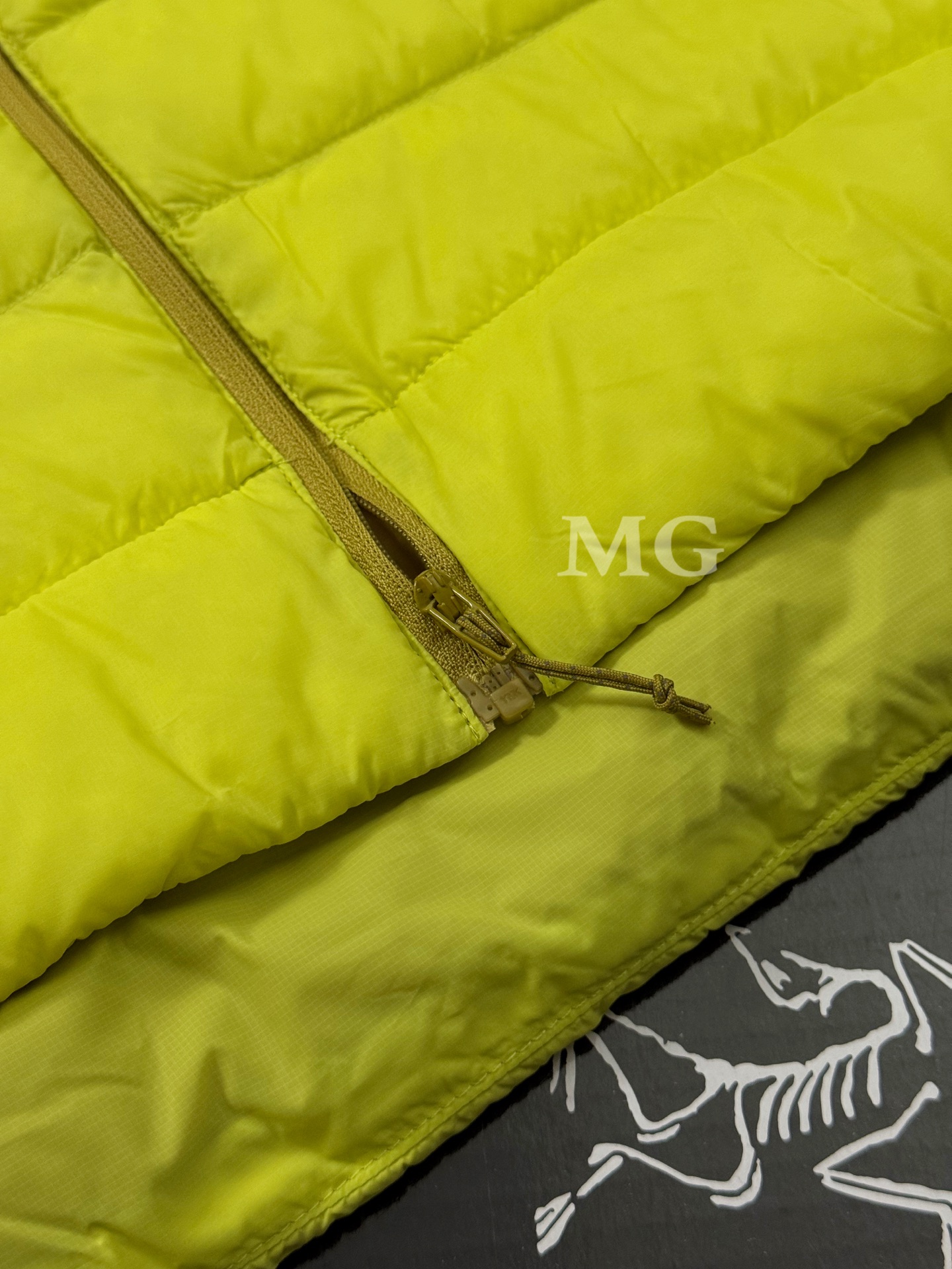 Arc'teryx 高仿羽絨外套男款亮色系銅砂黃輕盈抗風設計| 10 Arc'teryx 高仿羽絨外套男款亮色系銅砂黃輕盈抗風設計