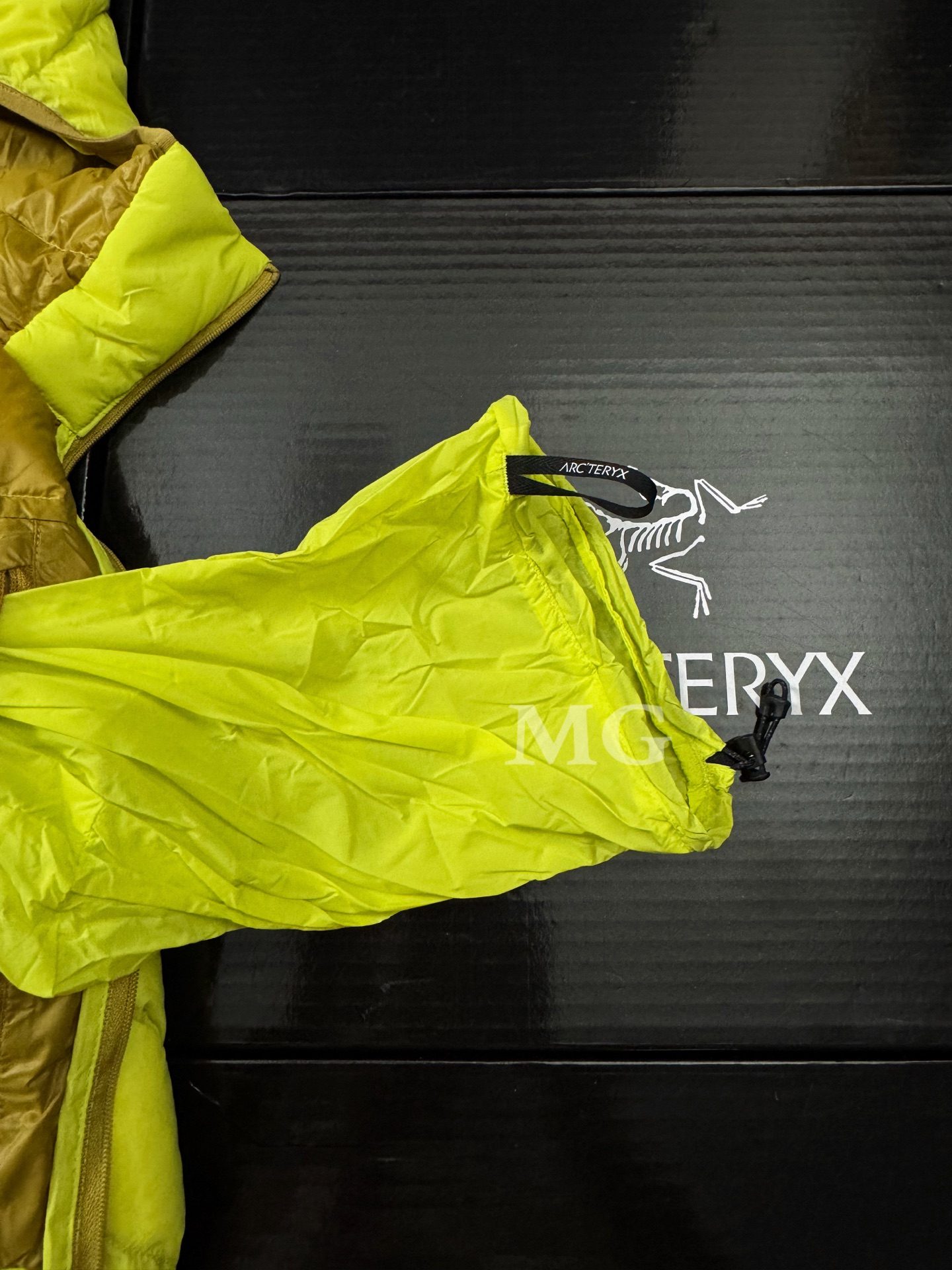 Arc'teryx 高仿羽絨外套男款亮色系銅砂黃輕盈抗風設計| 7 Arc'teryx 高仿羽絨外套男款亮色系銅砂黃輕盈抗風設計