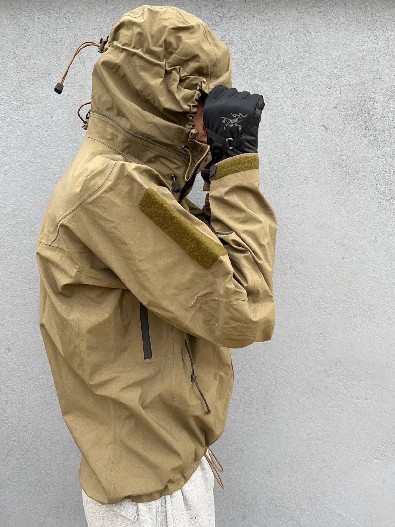 Arc'teryx 高仿GORE-TEX外套男款沙色機能款戰術細節設計