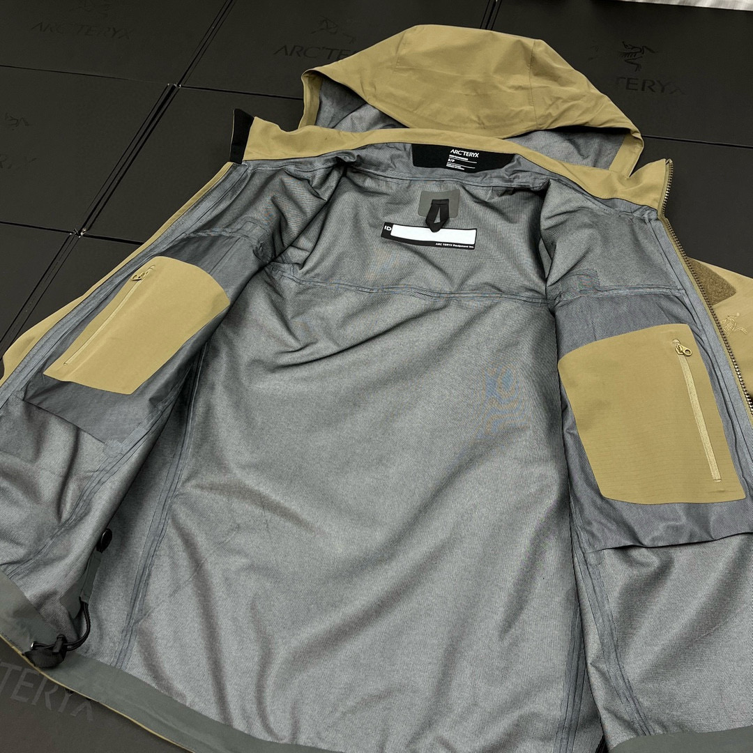 Arc'teryx 高仿GORE-TEX外套男款沙色機能款戰術細節設計| 12 Arc'teryx 高仿GORE-TEX外套男款沙色機能款戰術細節設計