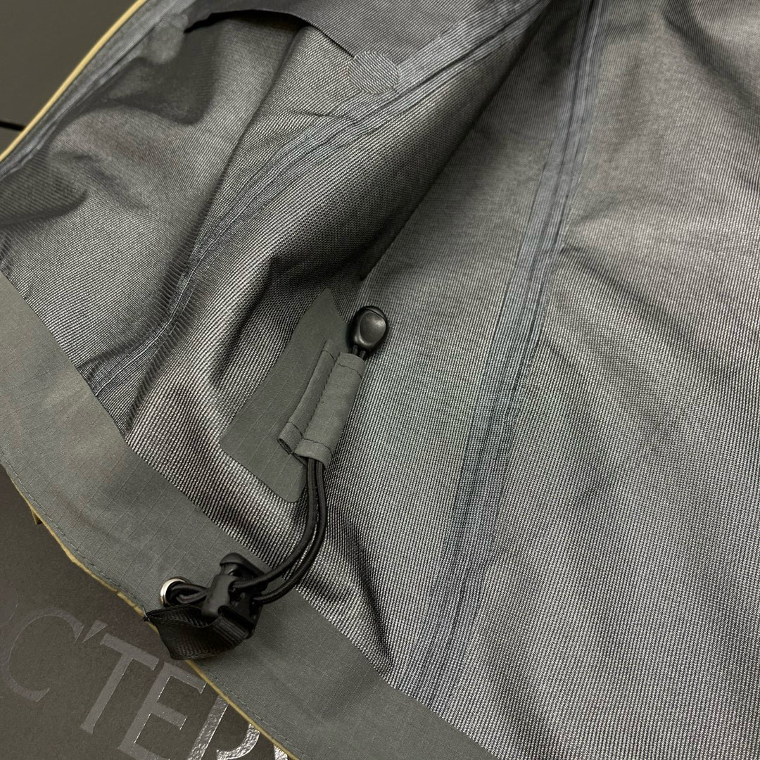 Arc'teryx 高仿GORE-TEX外套男款沙色機能款戰術細節設計| 10 Arc'teryx 高仿GORE-TEX外套男款沙色機能款戰術細節設計