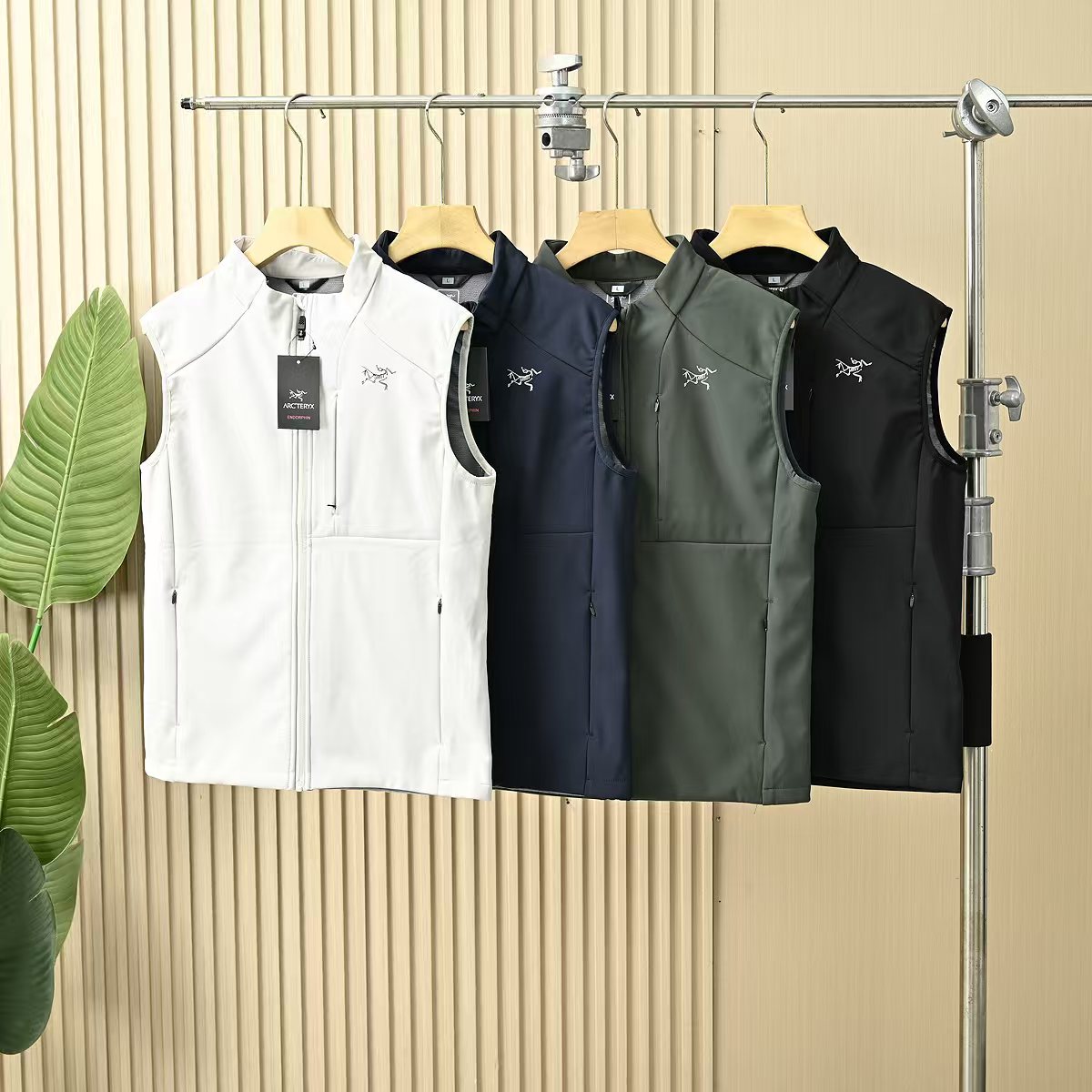Arc'teryx A貨立領背心男款多色選機能輕便休閒單品| 8 Arc'teryx A貨立領背心男款多色選機能輕便休閒單品