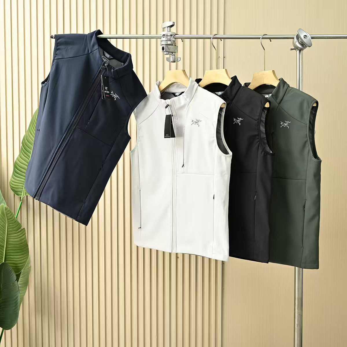 Arc'teryx A貨立領背心男款多色選機能輕便休閒單品| 7 Arc'teryx A貨立領背心男款多色選機能輕便休閒單品