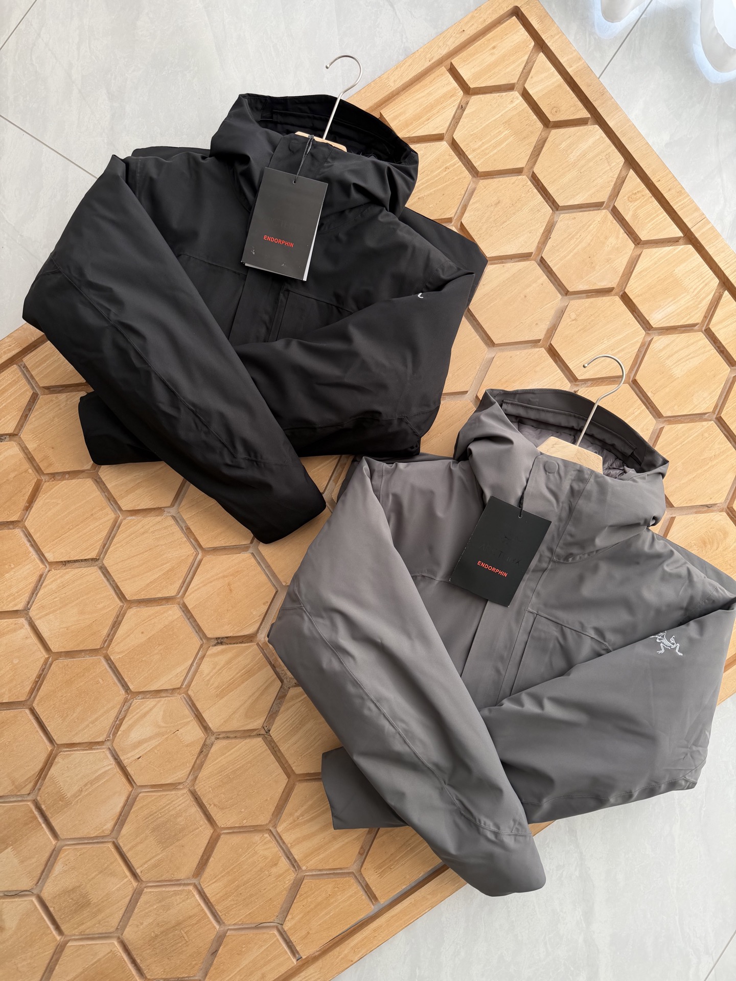 Arc'teryx 高仿輕量保暖外套 男款防風灰黑雙色內刷毛設計| 10 Arc'teryx 高仿輕量保暖外套 男款防風灰黑雙色內刷毛設計